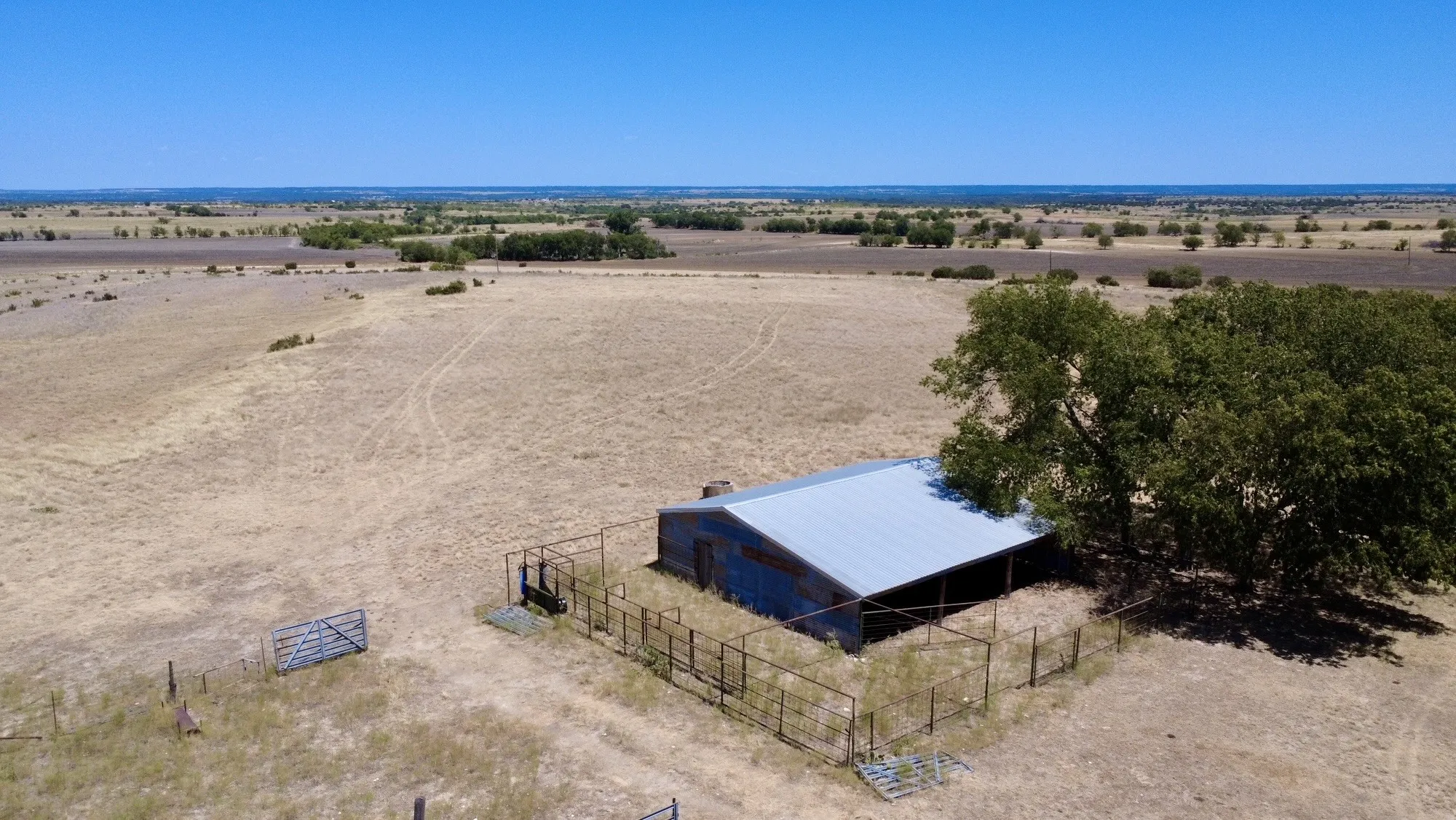 Farm For Sale in Hamilton County , 8001 Fm 932, Hamilton, Texas 76531, 2 Bedroom, 2 Bathroom, Garage spaces, 1,380 Sqft, built in 1930, mls#21370739, Real Estate Agent in Hamilton, Homes For Sale in Hamilton county, Homes For Sale in Hamilton, Realtor in Hamilton Texas, Real Estate Brokerage Independent Realty Texas, Luminita Cordes Realtor
