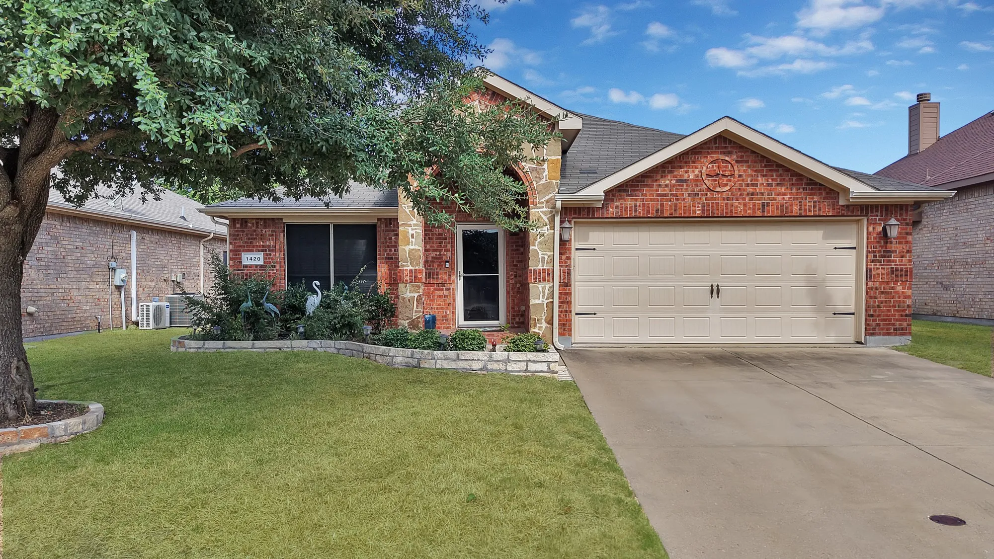 Single Family Residence For Sale in Ellis County , 1420 Melanie Trail, Midlothian, Texas 76065, 3 Bedroom, 2 Bathroom, 2 Garage spaces, 2,089 Sqft, built in 2011, mls#21370583, Real Estate Agent in Midlothian, Homes For Sale in Ellis county, Homes For Sale in Midlothian, Realtor in Midlothian Texas, Real Estate Brokerage Independent Realty Texas, Luminita Cordes Realtor