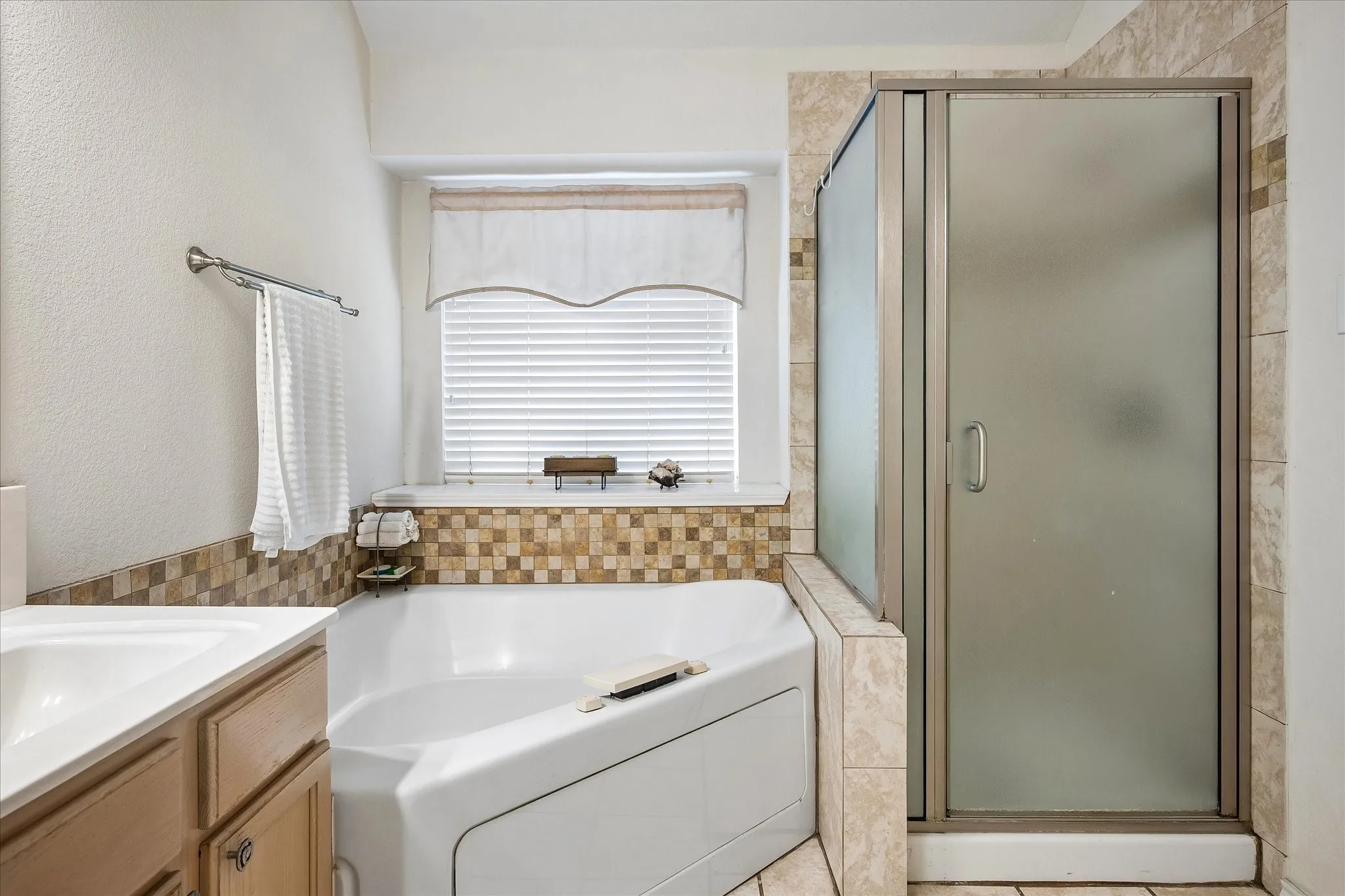 Single Family Residence For Sale in Denton County , 1537 Bosque Drive, Carrollton, Texas 75010, 3 Bedroom, 2 Bathroom, 2 Garage spaces, 1,772 Sqft, built in 1998, mls#21368596, Real Estate Agent in Carrollton, Homes For Sale in Denton county, Homes For Sale in Carrollton, Realtor in Carrollton Texas, Real Estate Brokerage Independent Realty Texas, Luminita Cordes Realtor