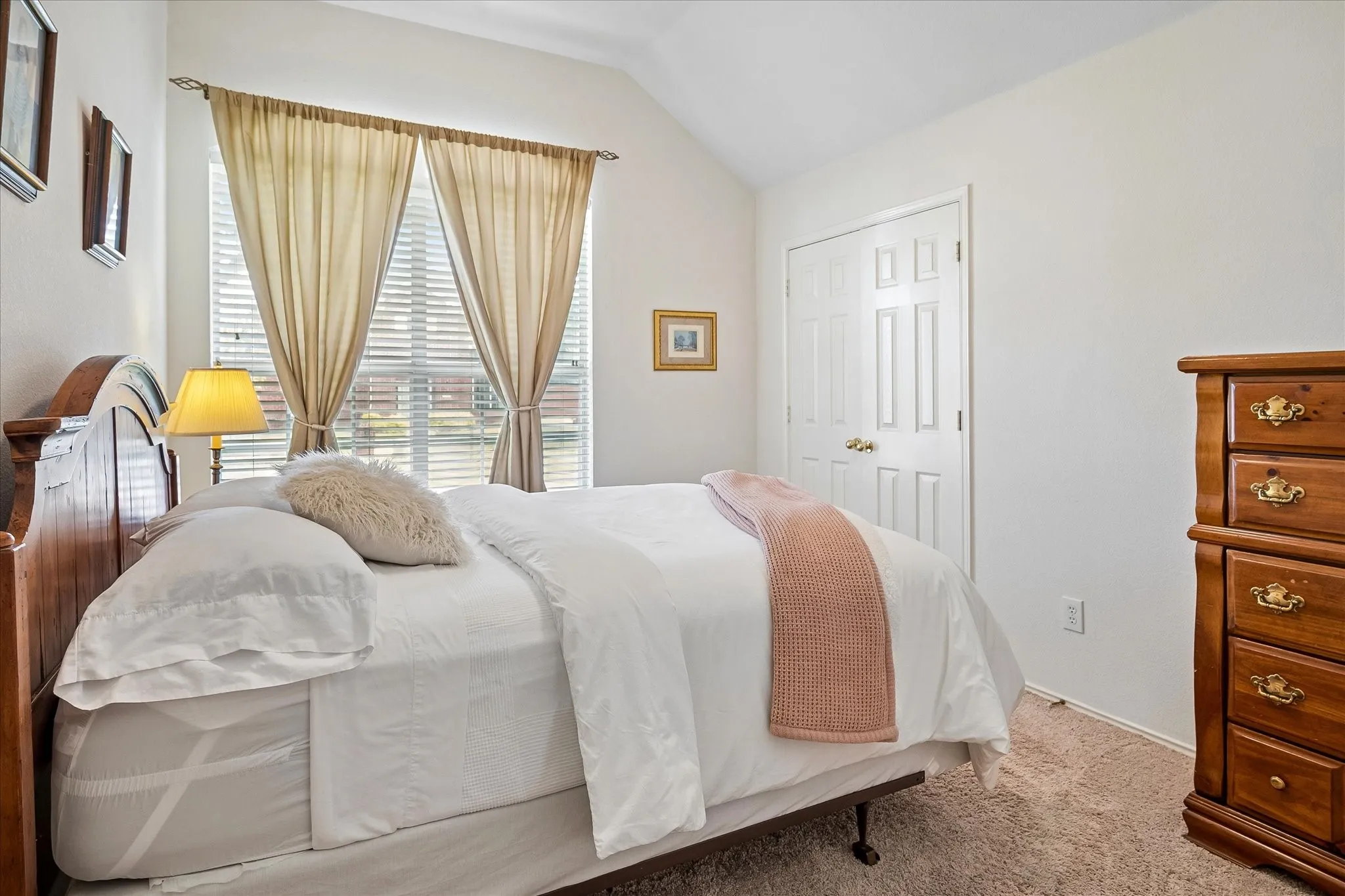 Single Family Residence For Sale in Denton County , 1537 Bosque Drive, Carrollton, Texas 75010, 3 Bedroom, 2 Bathroom, 2 Garage spaces, 1,772 Sqft, built in 1998, mls#21368596, Real Estate Agent in Carrollton, Homes For Sale in Denton county, Homes For Sale in Carrollton, Realtor in Carrollton Texas, Real Estate Brokerage Independent Realty Texas, Luminita Cordes Realtor