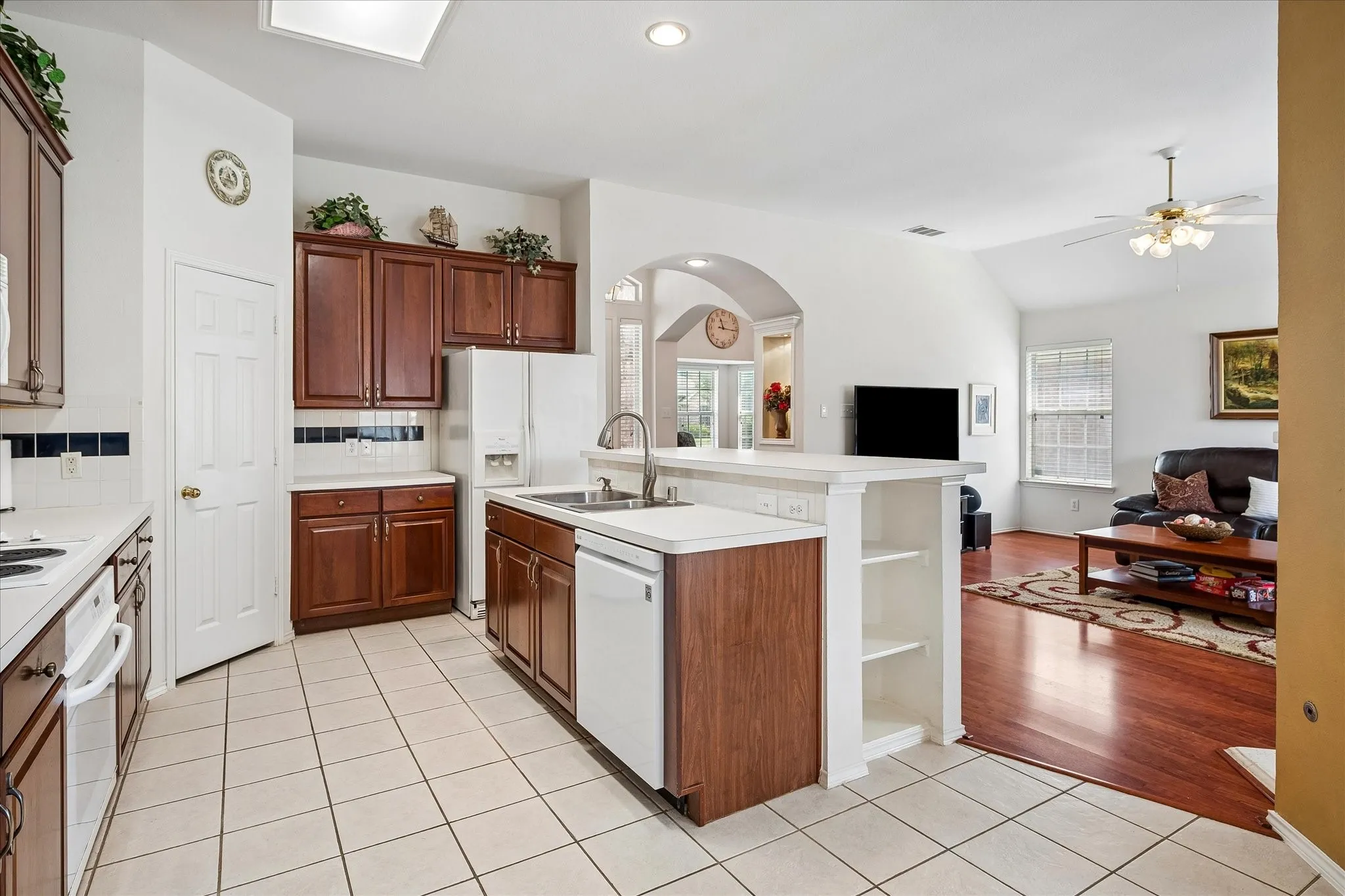 Single Family Residence For Sale in Denton County , 1537 Bosque Drive, Carrollton, Texas 75010, 3 Bedroom, 2 Bathroom, 2 Garage spaces, 1,772 Sqft, built in 1998, mls#21368596, Real Estate Agent in Carrollton, Homes For Sale in Denton county, Homes For Sale in Carrollton, Realtor in Carrollton Texas, Real Estate Brokerage Independent Realty Texas, Luminita Cordes Realtor