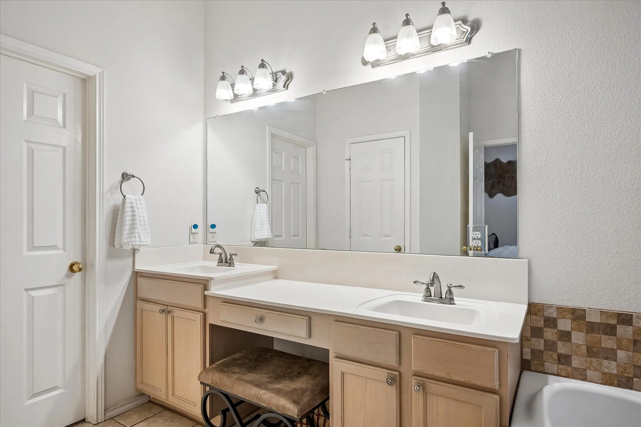 Single Family Residence For Sale in Denton County , 1537 Bosque Drive, Carrollton, Texas 75010, 3 Bedroom, 2 Bathroom, 2 Garage spaces, 1,772 Sqft, built in 1998, mls#21368596, Real Estate Agent in Carrollton, Homes For Sale in Denton county, Homes For Sale in Carrollton, Realtor in Carrollton Texas, Real Estate Brokerage Independent Realty Texas, Luminita Cordes Realtor