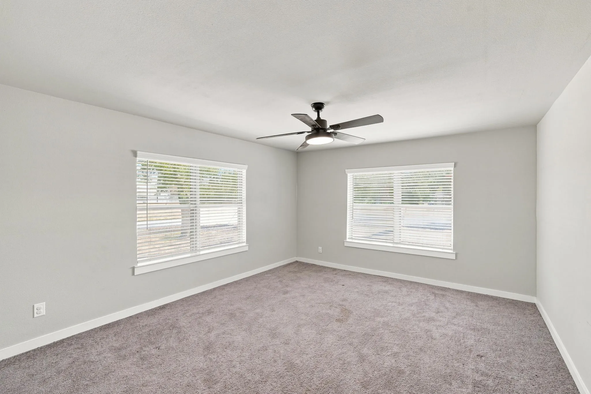 Single Family Residence For Sale in Ellis County , 104 Casa Linda Drive, Ennis, Texas 75119, 3 Bedroom, 2 Bathroom, Garage spaces, 2,460 Sqft, built in 1936, mls#21369771, Real Estate Agent in Ennis, Homes For Sale in Ellis county, Homes For Sale in Ennis, Realtor in Ennis Texas, Real Estate Brokerage Independent Realty Texas, Luminita Cordes Realtor