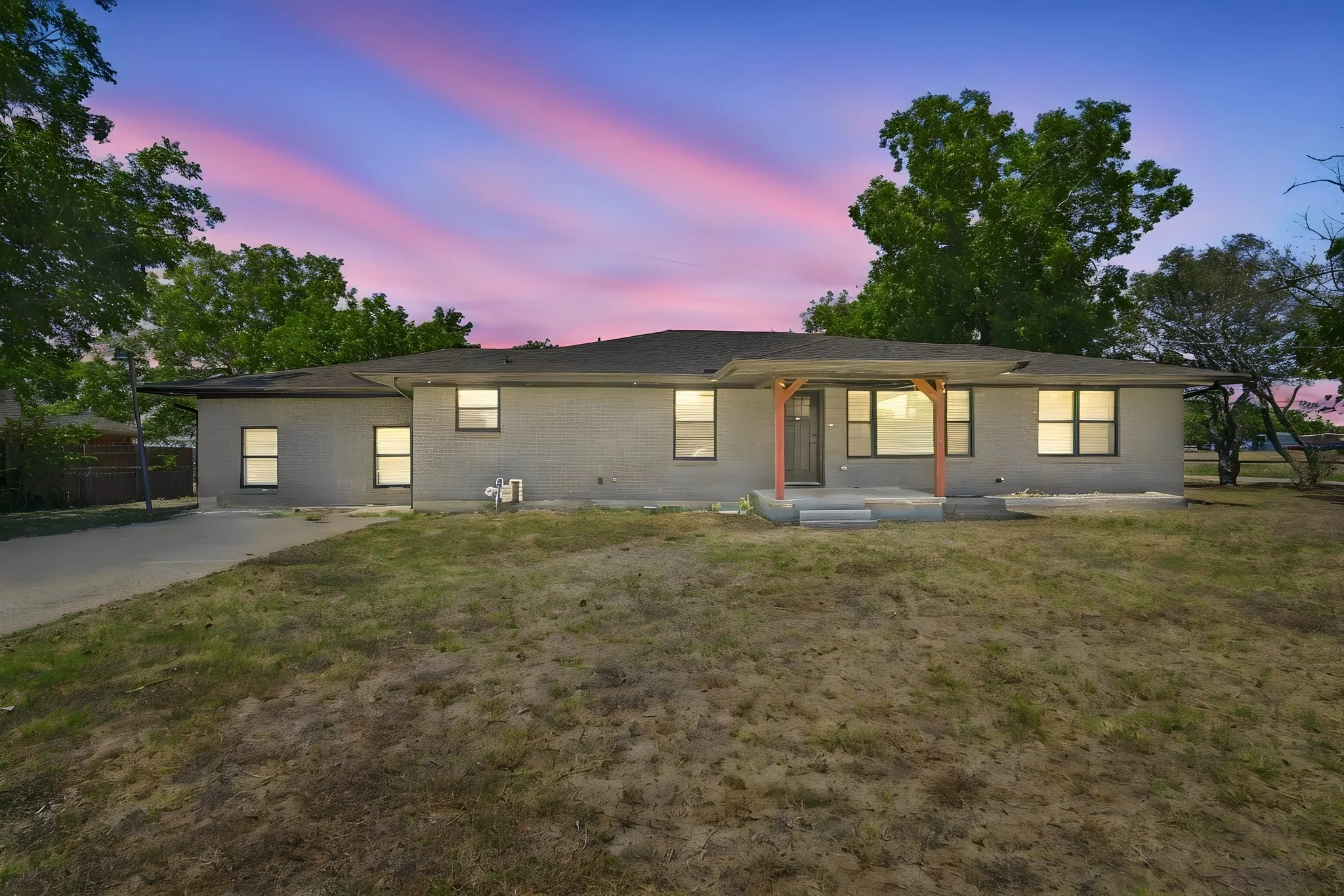 Single Family Residence For Sale in Ellis County , 104 Casa Linda Drive, Ennis, Texas 75119, 3 Bedroom, 2 Bathroom, Garage spaces, 2,460 Sqft, built in 1936, mls#21369771, Real Estate Agent in Ennis, Homes For Sale in Ellis county, Homes For Sale in Ennis, Realtor in Ennis Texas, Real Estate Brokerage Independent Realty Texas, Luminita Cordes Realtor
