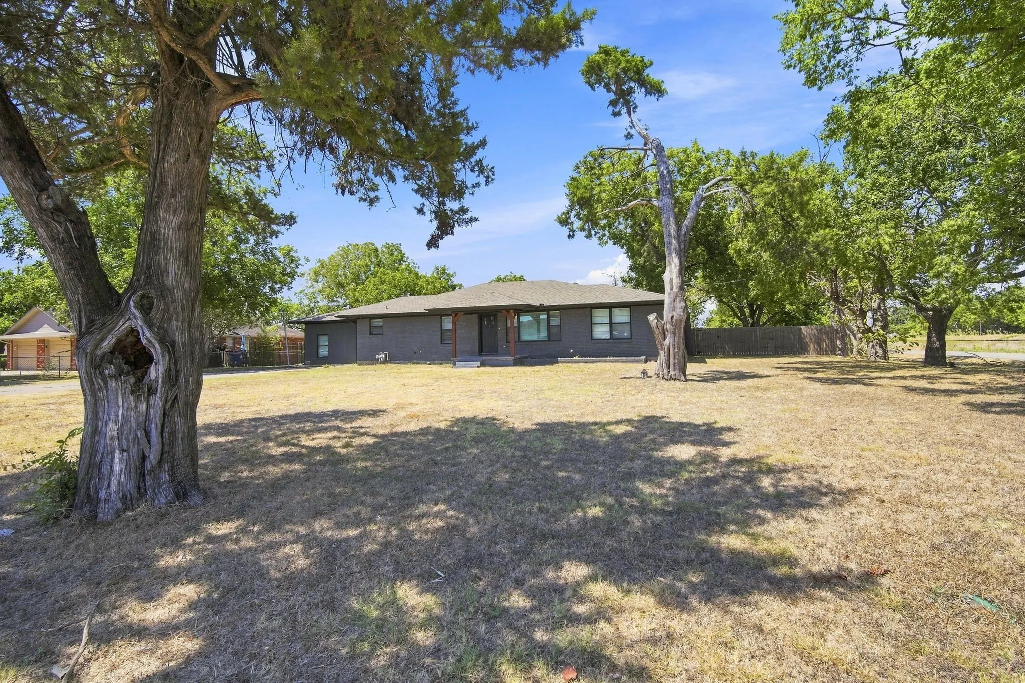 Single Family Residence For Sale in Ellis County , 104 Casa Linda Drive, Ennis, Texas 75119, 3 Bedroom, 2 Bathroom, Garage spaces, 2,460 Sqft, built in 1936, mls#21369771, Real Estate Agent in Ennis, Homes For Sale in Ellis county, Homes For Sale in Ennis, Realtor in Ennis Texas, Real Estate Brokerage Independent Realty Texas, Luminita Cordes Realtor