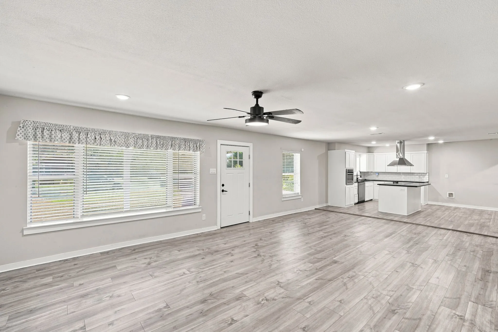 Single Family Residence For Sale in Ellis County , 104 Casa Linda Drive, Ennis, Texas 75119, 3 Bedroom, 2 Bathroom, Garage spaces, 2,460 Sqft, built in 1936, mls#21369771, Real Estate Agent in Ennis, Homes For Sale in Ellis county, Homes For Sale in Ennis, Realtor in Ennis Texas, Real Estate Brokerage Independent Realty Texas, Luminita Cordes Realtor