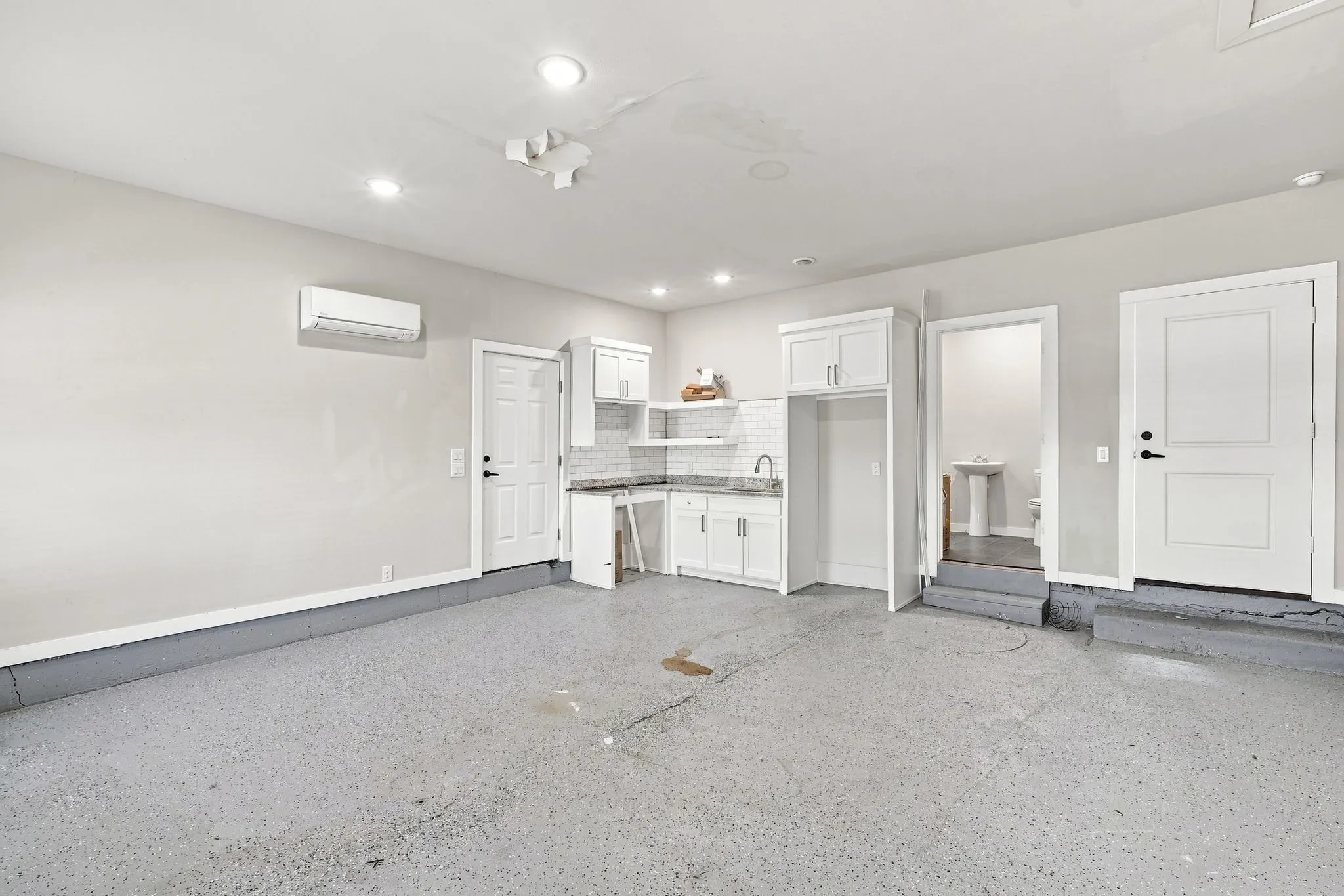 Single Family Residence For Sale in Ellis County , 104 Casa Linda Drive, Ennis, Texas 75119, 3 Bedroom, 2 Bathroom, Garage spaces, 2,460 Sqft, built in 1936, mls#21369771, Real Estate Agent in Ennis, Homes For Sale in Ellis county, Homes For Sale in Ennis, Realtor in Ennis Texas, Real Estate Brokerage Independent Realty Texas, Luminita Cordes Realtor