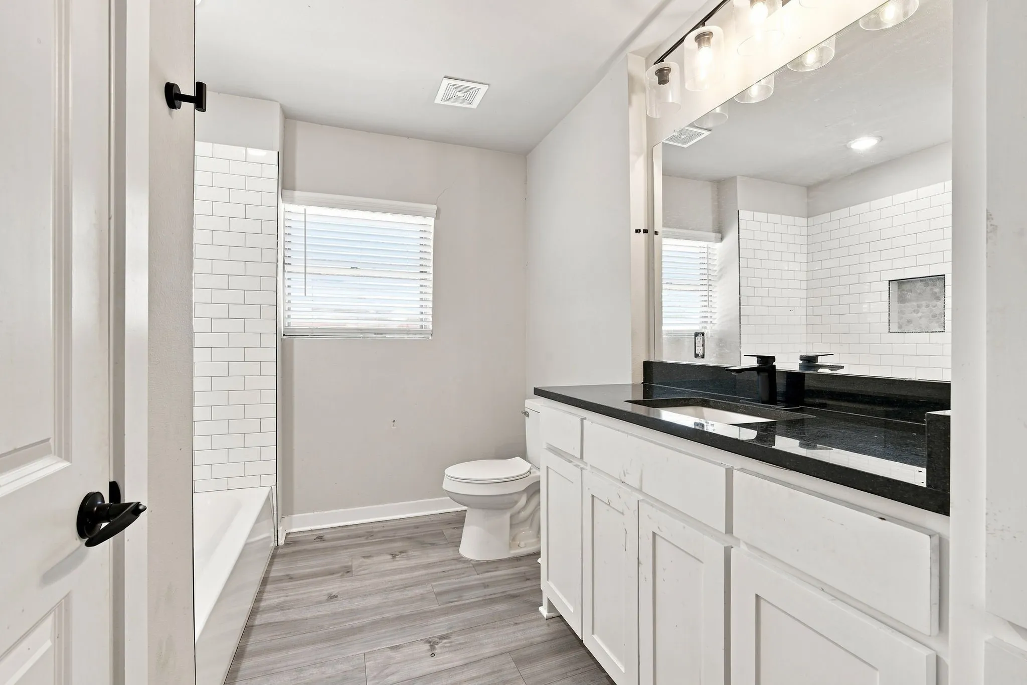 Single Family Residence For Sale in Ellis County , 104 Casa Linda Drive, Ennis, Texas 75119, 3 Bedroom, 2 Bathroom, Garage spaces, 2,460 Sqft, built in 1936, mls#21369771, Real Estate Agent in Ennis, Homes For Sale in Ellis county, Homes For Sale in Ennis, Realtor in Ennis Texas, Real Estate Brokerage Independent Realty Texas, Luminita Cordes Realtor