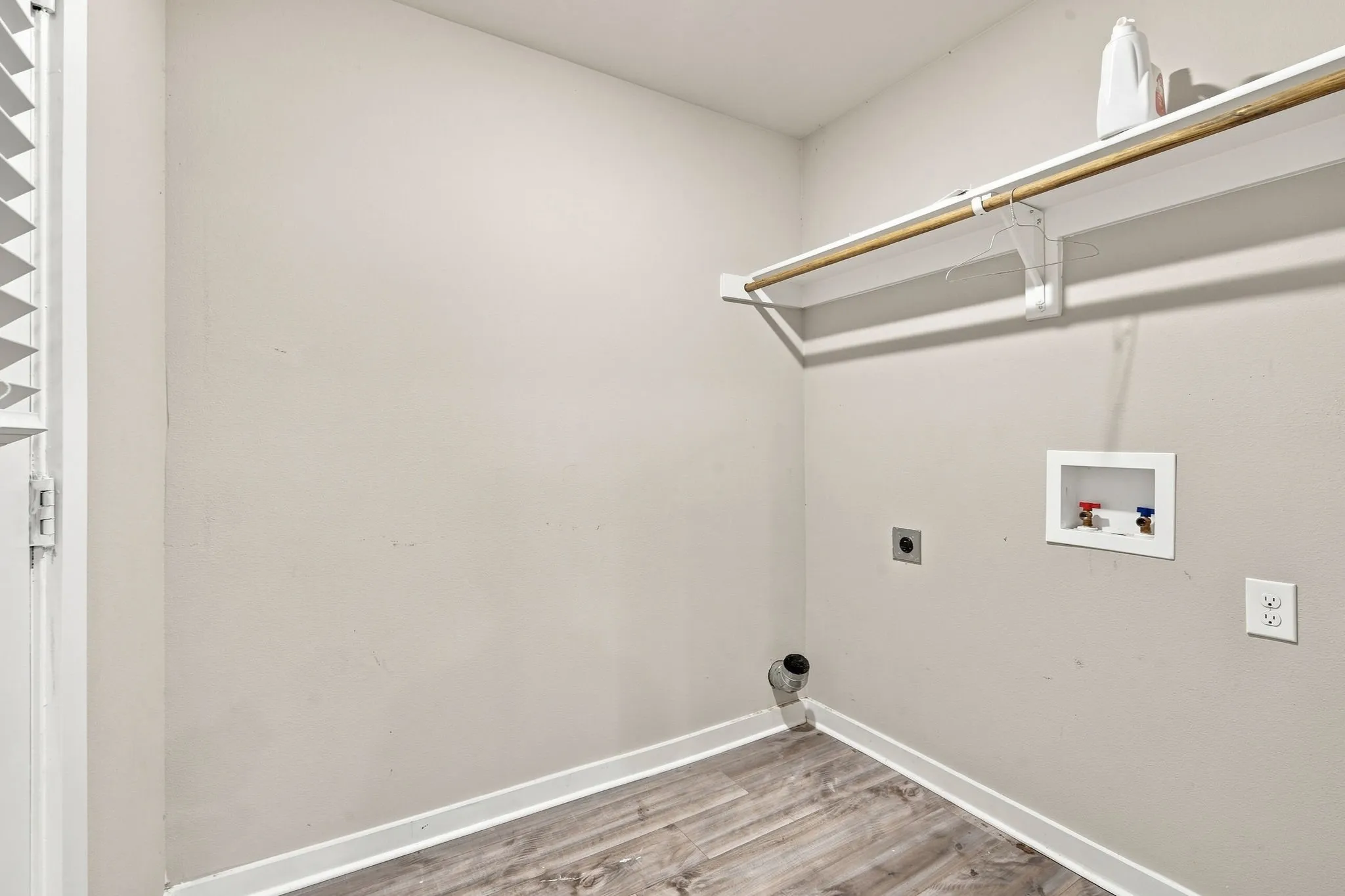 Single Family Residence For Sale in Ellis County , 104 Casa Linda Drive, Ennis, Texas 75119, 3 Bedroom, 2 Bathroom, Garage spaces, 2,460 Sqft, built in 1936, mls#21369771, Real Estate Agent in Ennis, Homes For Sale in Ellis county, Homes For Sale in Ennis, Realtor in Ennis Texas, Real Estate Brokerage Independent Realty Texas, Luminita Cordes Realtor