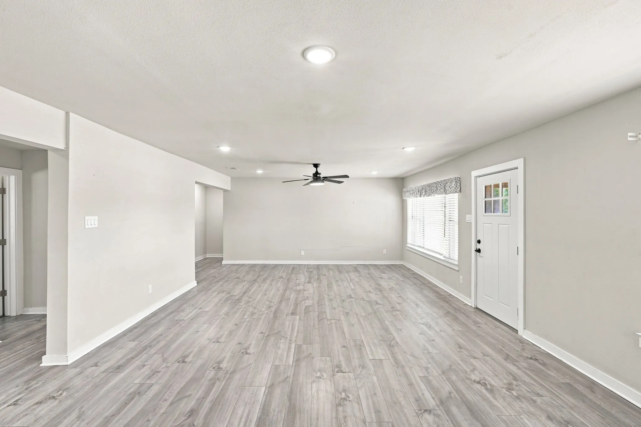 Single Family Residence For Sale in Ellis County , 104 Casa Linda Drive, Ennis, Texas 75119, 3 Bedroom, 2 Bathroom, Garage spaces, 2,460 Sqft, built in 1936, mls#21369771, Real Estate Agent in Ennis, Homes For Sale in Ellis county, Homes For Sale in Ennis, Realtor in Ennis Texas, Real Estate Brokerage Independent Realty Texas, Luminita Cordes Realtor