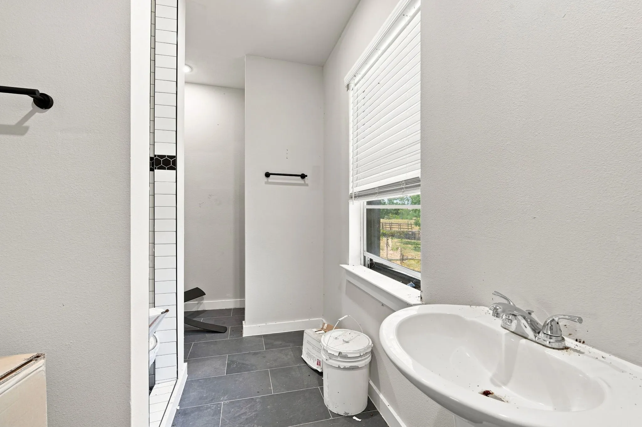 Single Family Residence For Sale in Ellis County , 104 Casa Linda Drive, Ennis, Texas 75119, 3 Bedroom, 2 Bathroom, Garage spaces, 2,460 Sqft, built in 1936, mls#21369771, Real Estate Agent in Ennis, Homes For Sale in Ellis county, Homes For Sale in Ennis, Realtor in Ennis Texas, Real Estate Brokerage Independent Realty Texas, Luminita Cordes Realtor