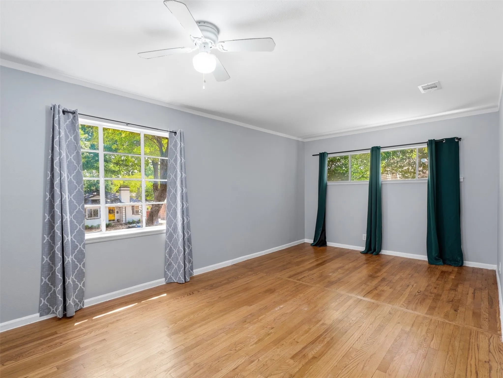 Single Family Residence For Rent in Dallas County , 911 Reverchon Drive, Dallas, Texas 75211, 3 Bedroom, 2 Bathroom, 1 Garage spaces, 1,380 Sqft, built in 1945, mls#21370778, Real Estate Agent in Dallas, Homes For Rent in Dallas county, Homes For Rent in Dallas, Realtor in Dallas Texas, Real Estate Brokerage Independent Realty Texas, Luminita Cordes Realtor