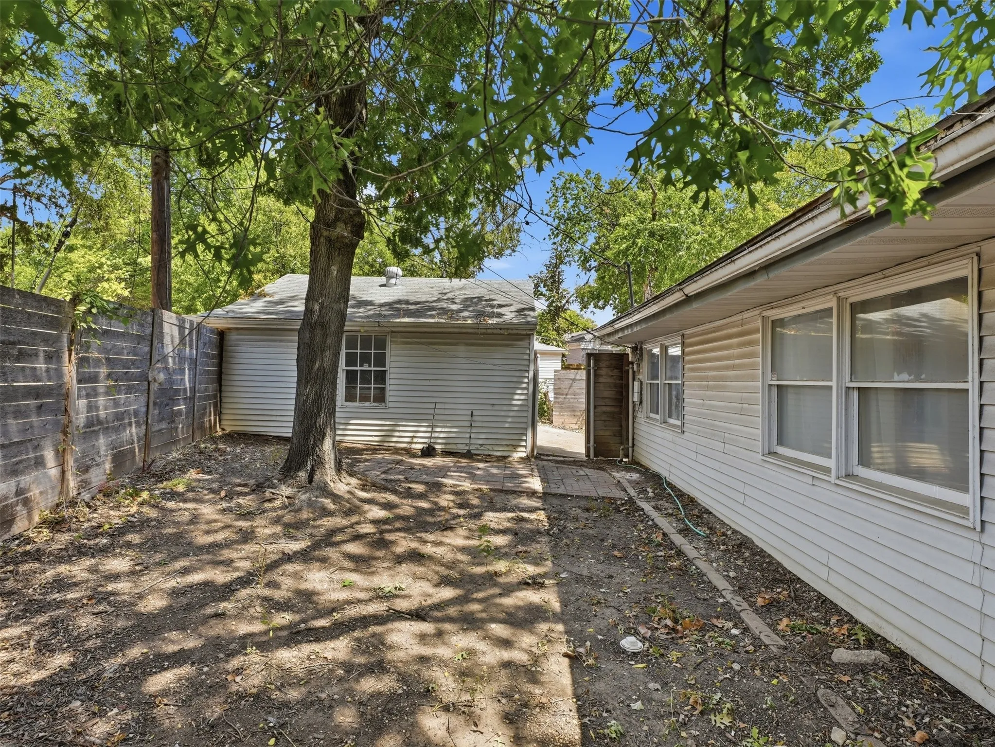 Single Family Residence For Rent in Dallas County , 911 Reverchon Drive, Dallas, Texas 75211, 3 Bedroom, 2 Bathroom, 1 Garage spaces, 1,380 Sqft, built in 1945, mls#21370778, Real Estate Agent in Dallas, Homes For Rent in Dallas county, Homes For Rent in Dallas, Realtor in Dallas Texas, Real Estate Brokerage Independent Realty Texas, Luminita Cordes Realtor