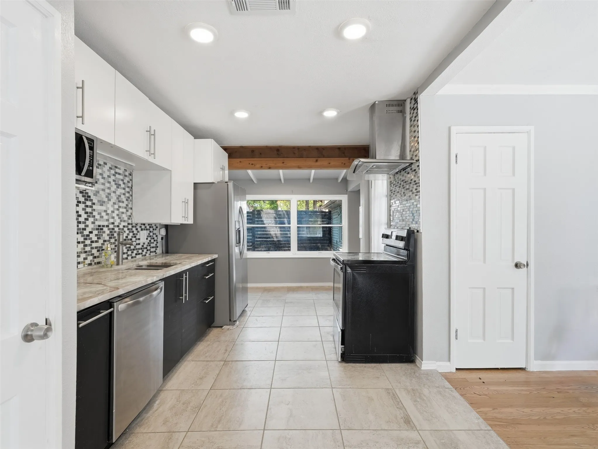 Single Family Residence For Rent in Dallas County , 911 Reverchon Drive, Dallas, Texas 75211, 3 Bedroom, 2 Bathroom, 1 Garage spaces, 1,380 Sqft, built in 1945, mls#21370778, Real Estate Agent in Dallas, Homes For Rent in Dallas county, Homes For Rent in Dallas, Realtor in Dallas Texas, Real Estate Brokerage Independent Realty Texas, Luminita Cordes Realtor