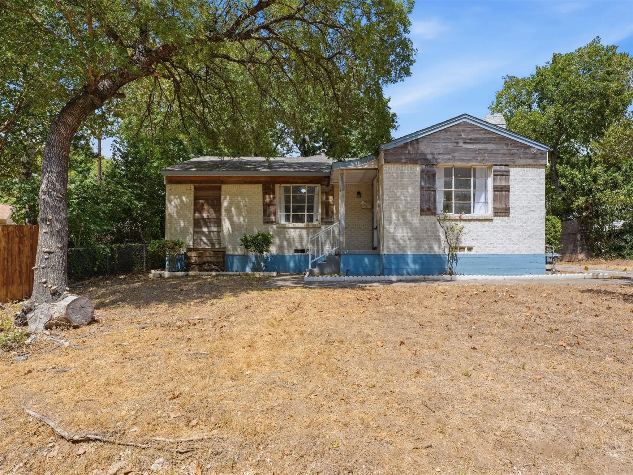 Single Family Residence For Rent in Dallas County , 911 Reverchon Drive, Dallas, Texas 75211, 3 Bedroom, 2 Bathroom, 1 Garage spaces, 1,380 Sqft, built in 1945, mls#21370778, Real Estate Agent in Dallas, Homes For Rent in Dallas county, Homes For Rent in Dallas, Realtor in Dallas Texas, Real Estate Brokerage Independent Realty Texas, Luminita Cordes Realtor