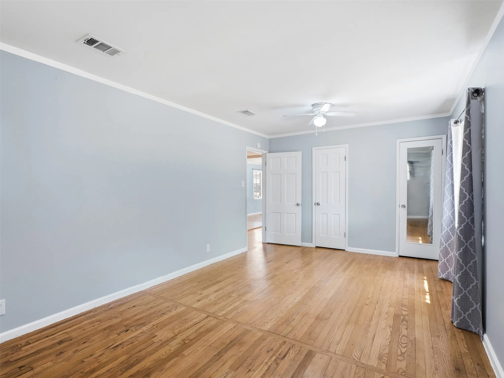 Single Family Residence For Rent in Dallas County , 911 Reverchon Drive, Dallas, Texas 75211, 3 Bedroom, 2 Bathroom, 1 Garage spaces, 1,380 Sqft, built in 1945, mls#21370778, Real Estate Agent in Dallas, Homes For Rent in Dallas county, Homes For Rent in Dallas, Realtor in Dallas Texas, Real Estate Brokerage Independent Realty Texas, Luminita Cordes Realtor