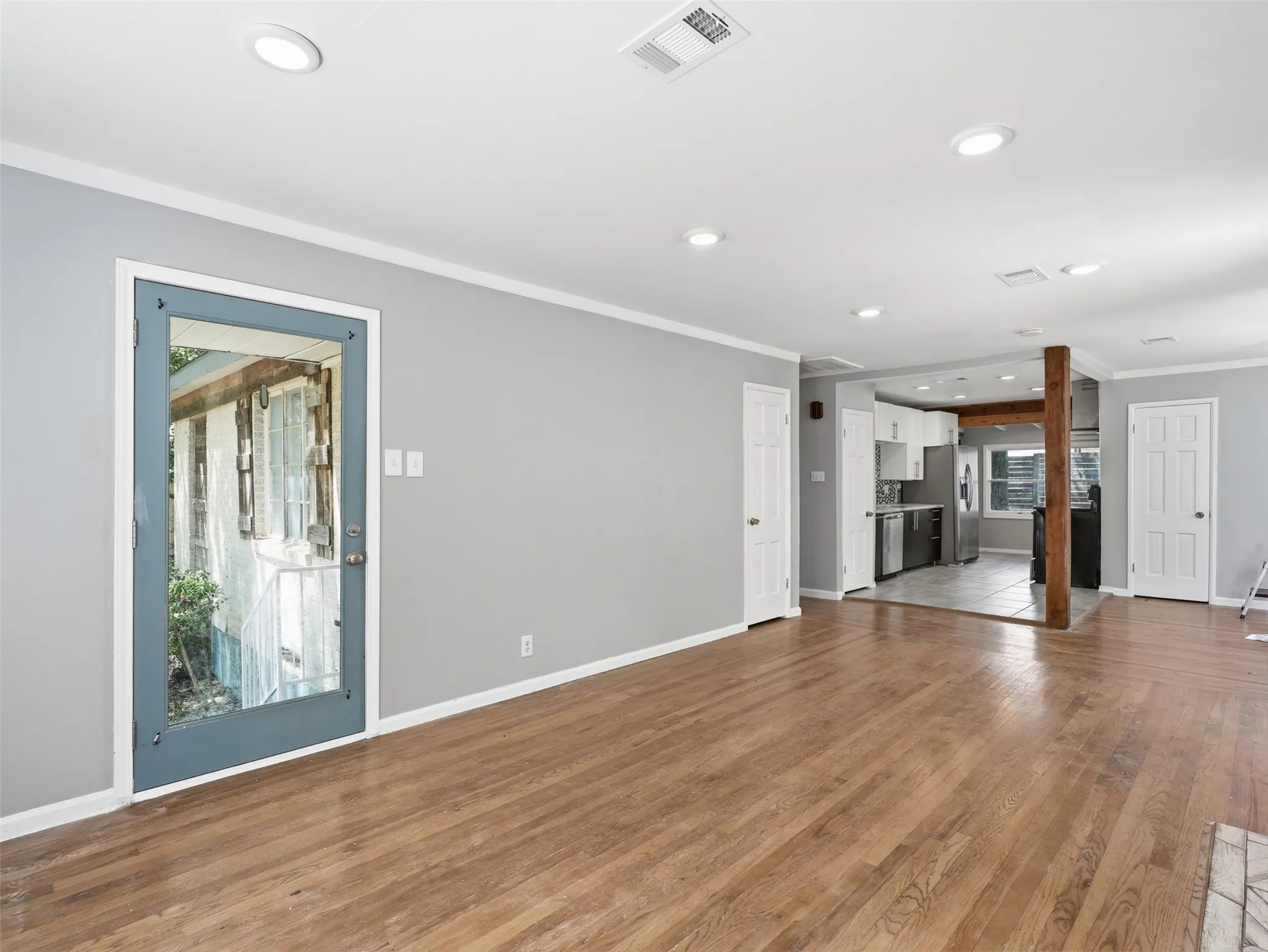 Single Family Residence For Rent in Dallas County , 911 Reverchon Drive, Dallas, Texas 75211, 3 Bedroom, 2 Bathroom, 1 Garage spaces, 1,380 Sqft, built in 1945, mls#21370778, Real Estate Agent in Dallas, Homes For Rent in Dallas county, Homes For Rent in Dallas, Realtor in Dallas Texas, Real Estate Brokerage Independent Realty Texas, Luminita Cordes Realtor