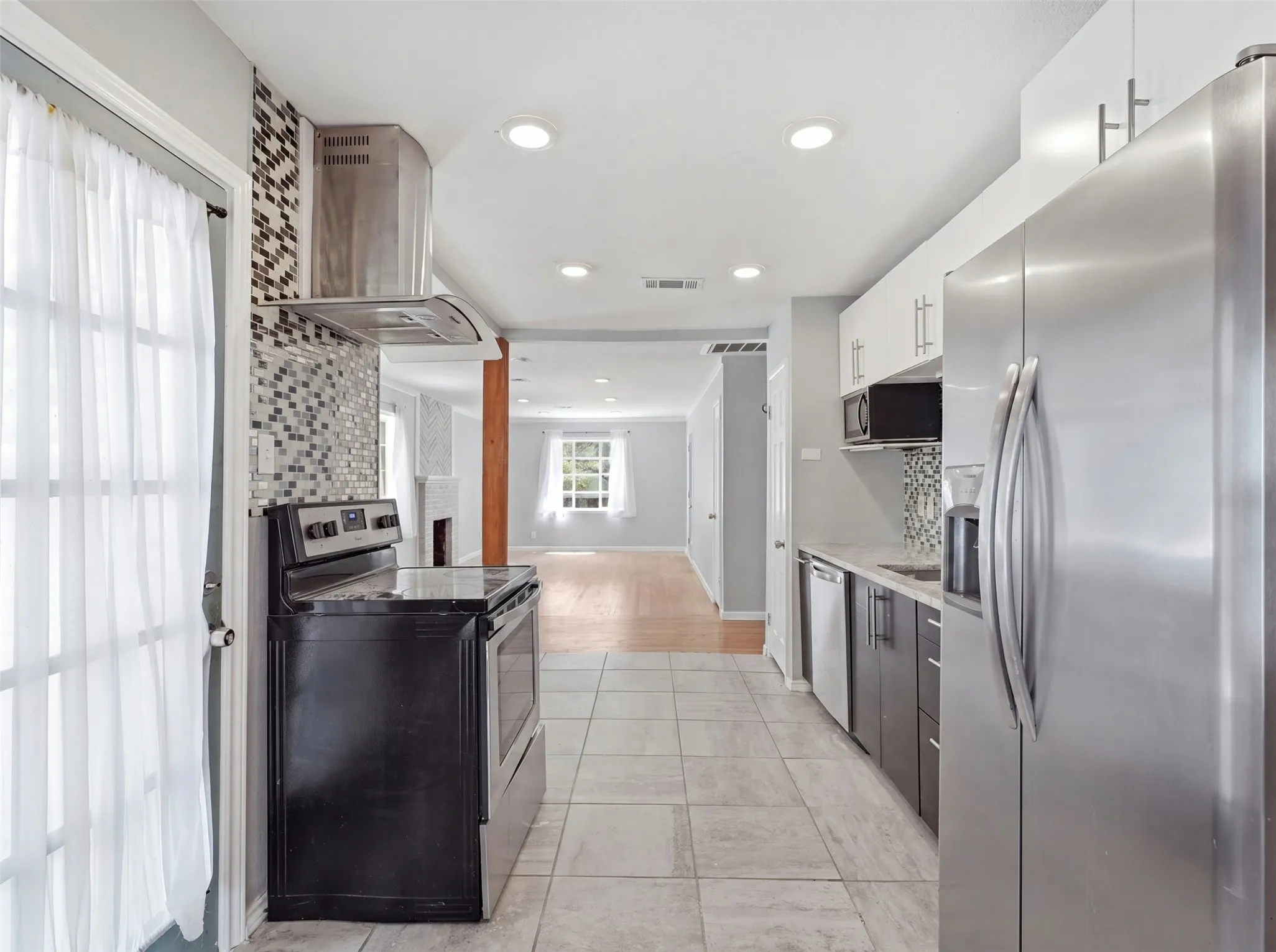 Single Family Residence For Rent in Dallas County , 911 Reverchon Drive, Dallas, Texas 75211, 3 Bedroom, 2 Bathroom, 1 Garage spaces, 1,380 Sqft, built in 1945, mls#21370778, Real Estate Agent in Dallas, Homes For Rent in Dallas county, Homes For Rent in Dallas, Realtor in Dallas Texas, Real Estate Brokerage Independent Realty Texas, Luminita Cordes Realtor