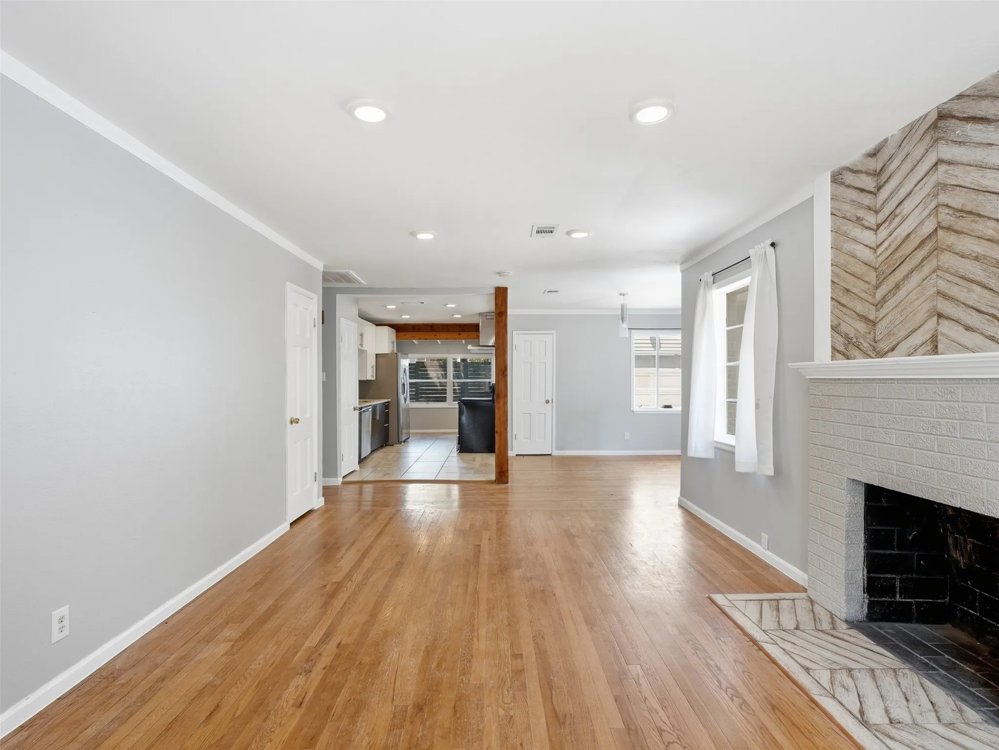 Single Family Residence For Rent in Dallas County , 911 Reverchon Drive, Dallas, Texas 75211, 3 Bedroom, 2 Bathroom, 1 Garage spaces, 1,380 Sqft, built in 1945, mls#21370778, Real Estate Agent in Dallas, Homes For Rent in Dallas county, Homes For Rent in Dallas, Realtor in Dallas Texas, Real Estate Brokerage Independent Realty Texas, Luminita Cordes Realtor