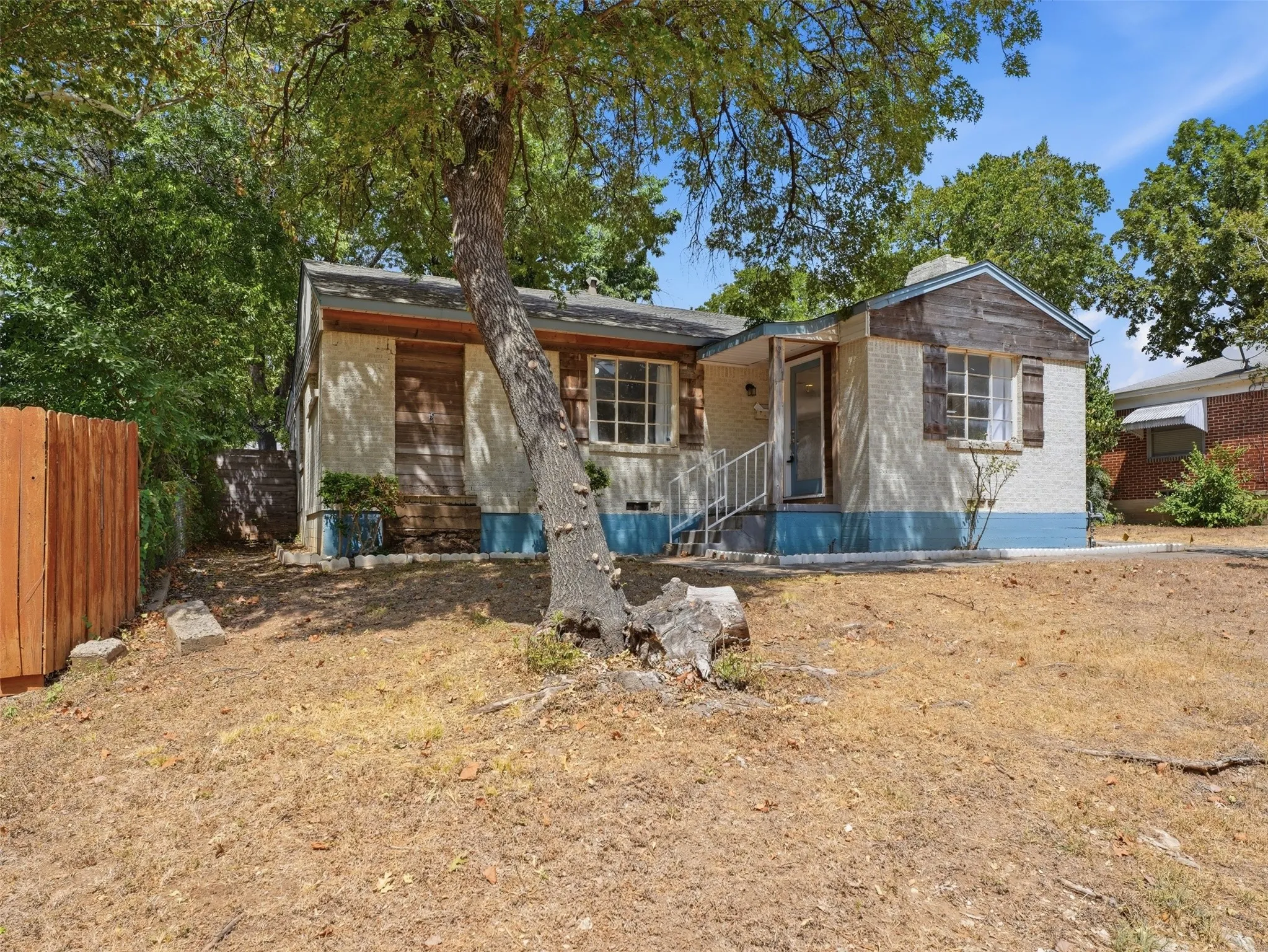 Single Family Residence For Rent in Dallas County , 911 Reverchon Drive, Dallas, Texas 75211, 3 Bedroom, 2 Bathroom, 1 Garage spaces, 1,380 Sqft, built in 1945, mls#21370778, Real Estate Agent in Dallas, Homes For Rent in Dallas county, Homes For Rent in Dallas, Realtor in Dallas Texas, Real Estate Brokerage Independent Realty Texas, Luminita Cordes Realtor