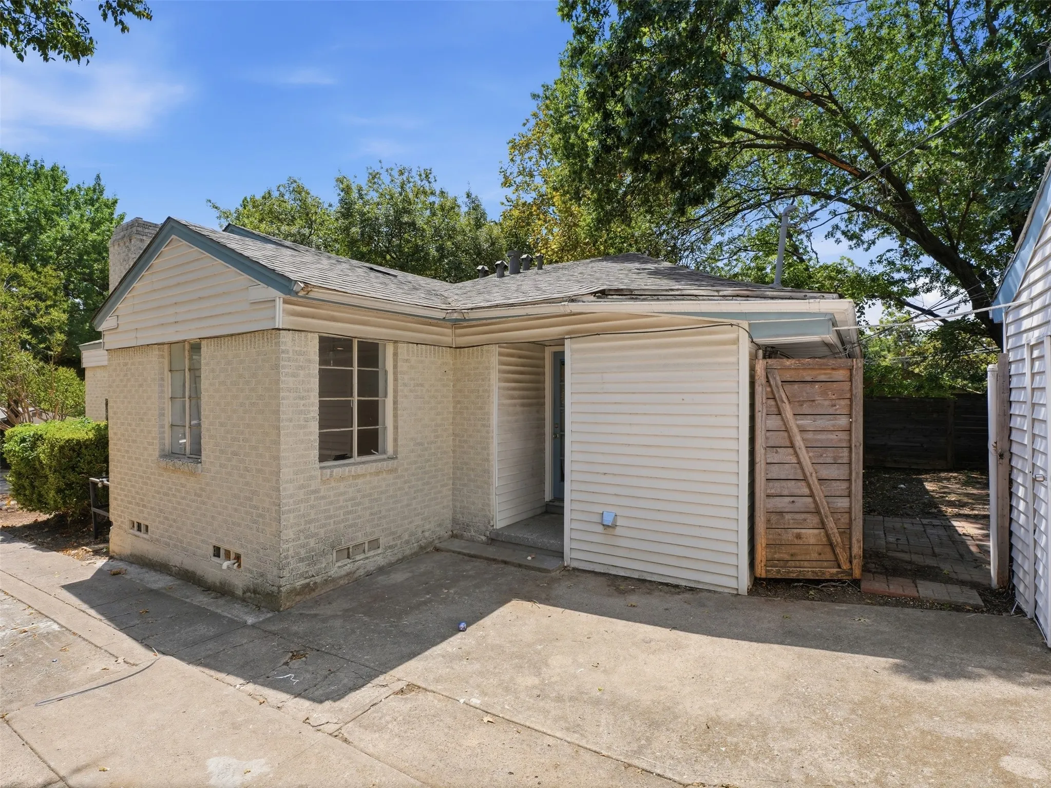 Single Family Residence For Rent in Dallas County , 911 Reverchon Drive, Dallas, Texas 75211, 3 Bedroom, 2 Bathroom, 1 Garage spaces, 1,380 Sqft, built in 1945, mls#21370778, Real Estate Agent in Dallas, Homes For Rent in Dallas county, Homes For Rent in Dallas, Realtor in Dallas Texas, Real Estate Brokerage Independent Realty Texas, Luminita Cordes Realtor