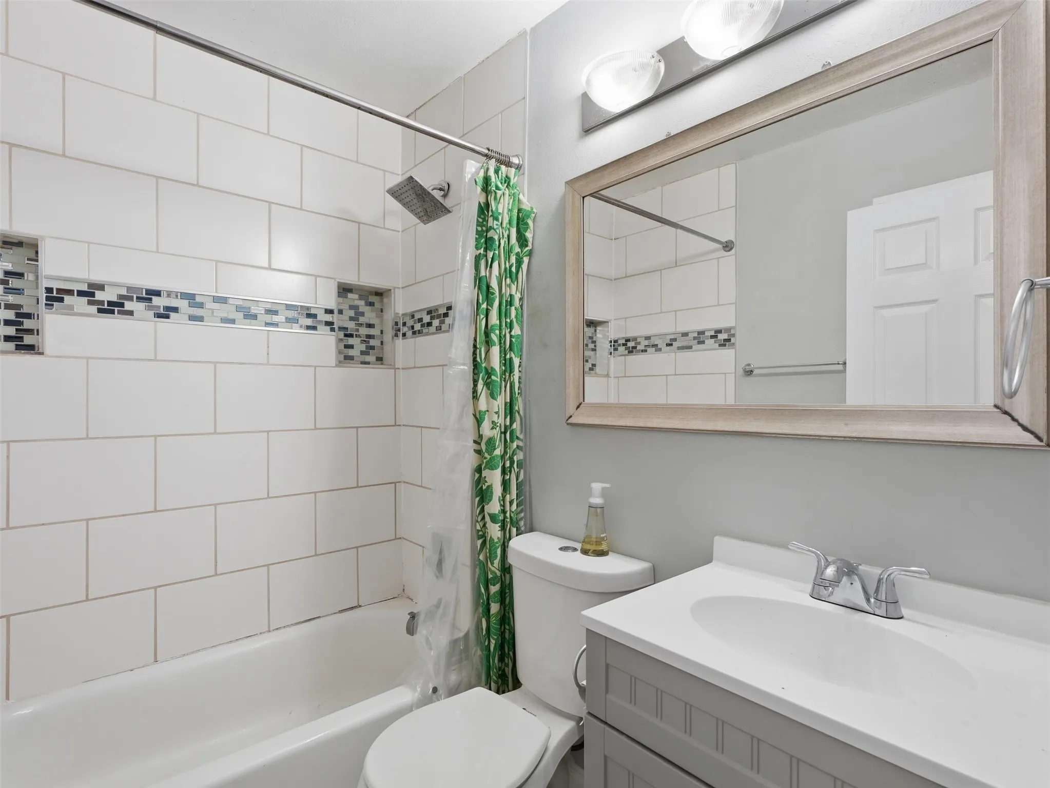 Single Family Residence For Rent in Dallas County , 911 Reverchon Drive, Dallas, Texas 75211, 3 Bedroom, 2 Bathroom, 1 Garage spaces, 1,380 Sqft, built in 1945, mls#21370778, Real Estate Agent in Dallas, Homes For Rent in Dallas county, Homes For Rent in Dallas, Realtor in Dallas Texas, Real Estate Brokerage Independent Realty Texas, Luminita Cordes Realtor