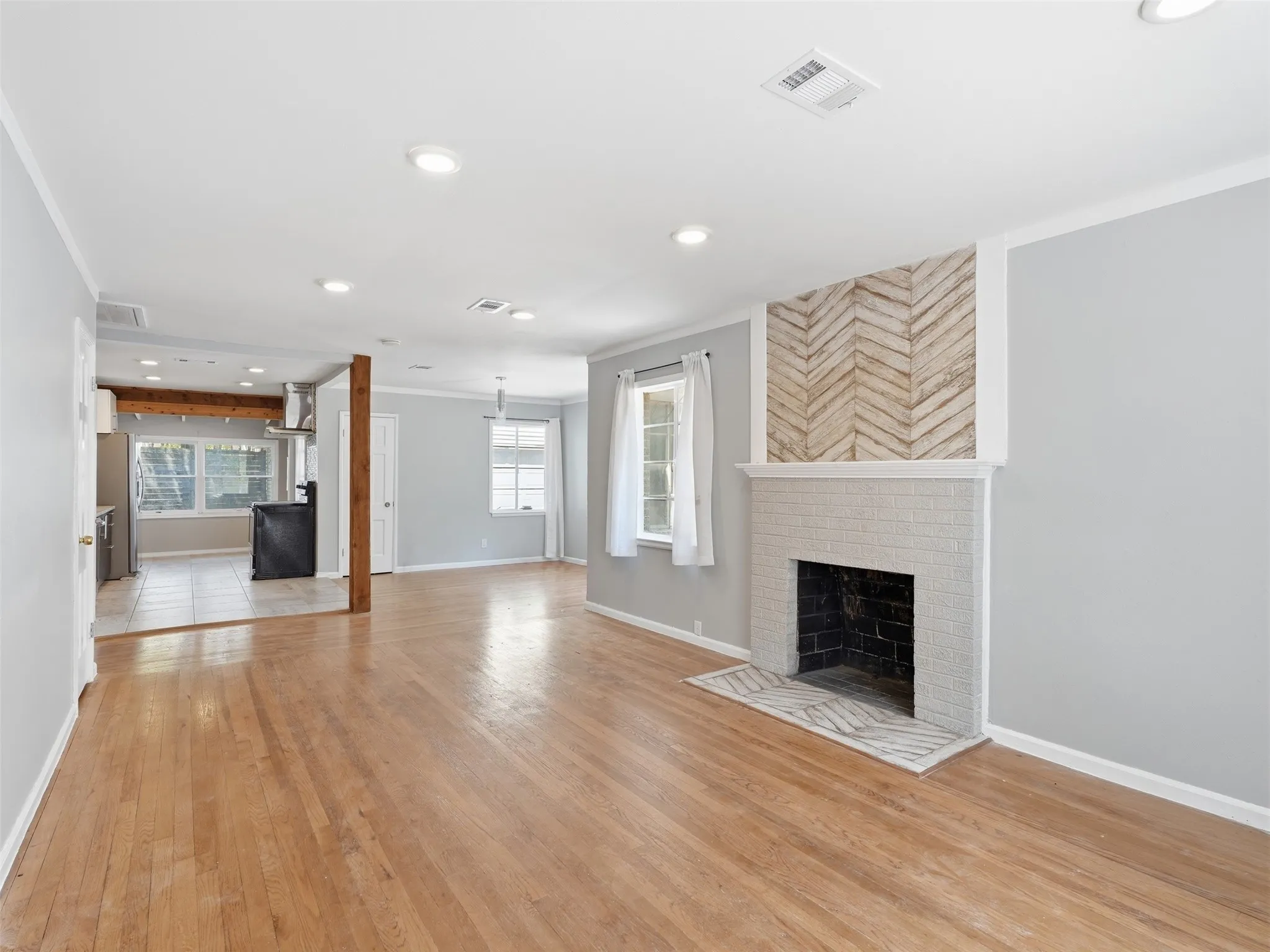 Single Family Residence For Rent in Dallas County , 911 Reverchon Drive, Dallas, Texas 75211, 3 Bedroom, 2 Bathroom, 1 Garage spaces, 1,380 Sqft, built in 1945, mls#21370778, Real Estate Agent in Dallas, Homes For Rent in Dallas county, Homes For Rent in Dallas, Realtor in Dallas Texas, Real Estate Brokerage Independent Realty Texas, Luminita Cordes Realtor