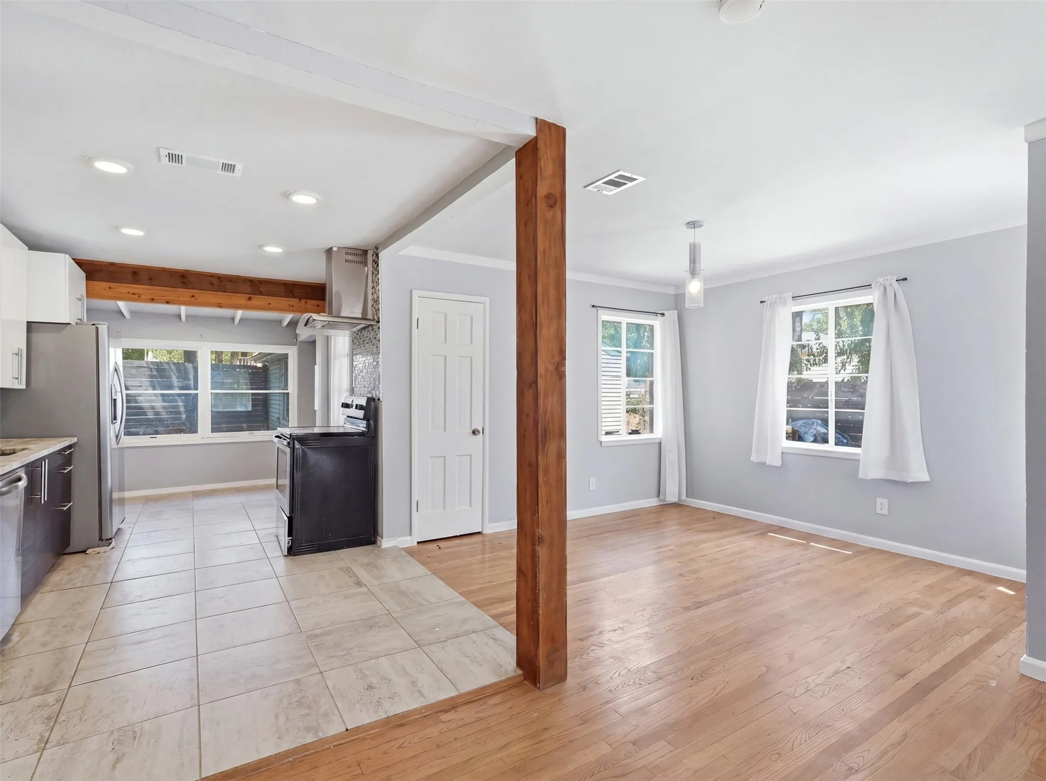 Single Family Residence For Rent in Dallas County , 911 Reverchon Drive, Dallas, Texas 75211, 3 Bedroom, 2 Bathroom, 1 Garage spaces, 1,380 Sqft, built in 1945, mls#21370778, Real Estate Agent in Dallas, Homes For Rent in Dallas county, Homes For Rent in Dallas, Realtor in Dallas Texas, Real Estate Brokerage Independent Realty Texas, Luminita Cordes Realtor