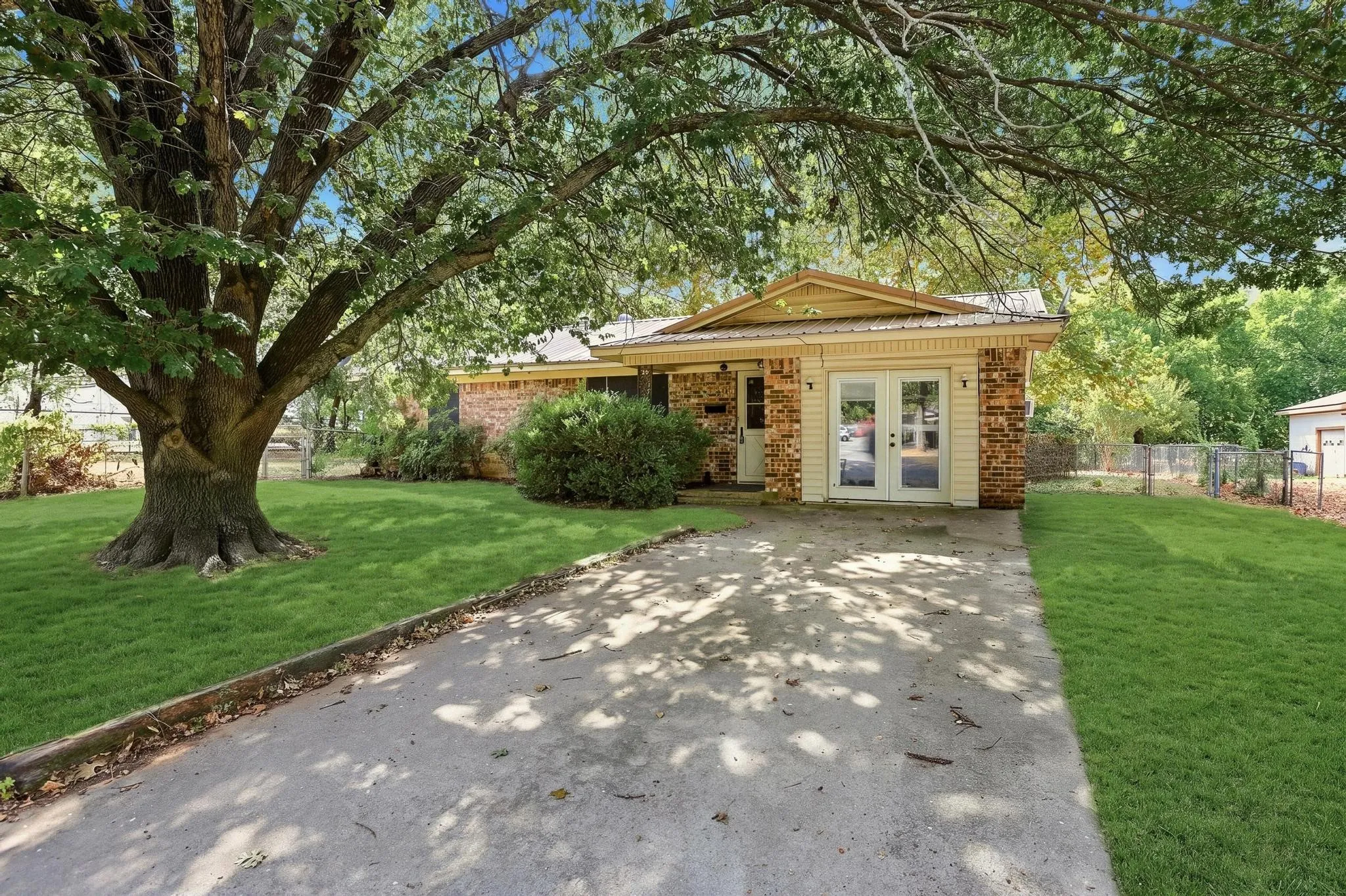 Single Family Residence For Sale in Grayson County , 503 N College Street, Whitesboro, Texas 76273, 3 Bedroom, 2 Bathroom, Garage spaces, 1,473 Sqft, built in 1978, mls#21367840, Real Estate Agent in Whitesboro, Homes For Sale in Grayson county, Homes For Sale in Whitesboro, Realtor in Whitesboro Texas, Real Estate Brokerage Independent Realty Texas, Luminita Cordes Realtor