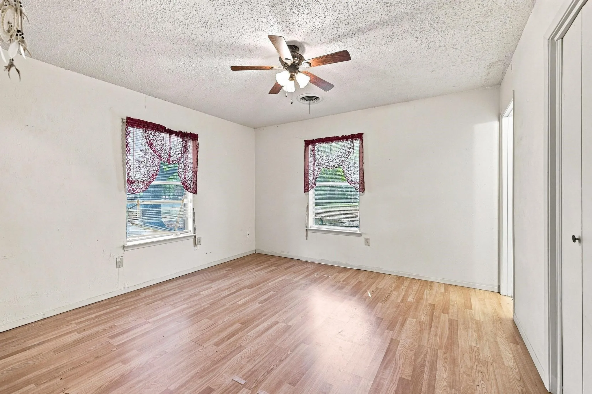 Single Family Residence For Sale in Grayson County , 503 N College Street, Whitesboro, Texas 76273, 3 Bedroom, 2 Bathroom, Garage spaces, 1,473 Sqft, built in 1978, mls#21367840, Real Estate Agent in Whitesboro, Homes For Sale in Grayson county, Homes For Sale in Whitesboro, Realtor in Whitesboro Texas, Real Estate Brokerage Independent Realty Texas, Luminita Cordes Realtor