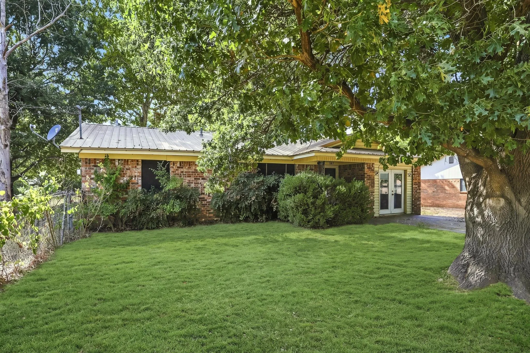 Single Family Residence For Sale in Grayson County , 503 N College Street, Whitesboro, Texas 76273, 3 Bedroom, 2 Bathroom, Garage spaces, 1,473 Sqft, built in 1978, mls#21367840, Real Estate Agent in Whitesboro, Homes For Sale in Grayson county, Homes For Sale in Whitesboro, Realtor in Whitesboro Texas, Real Estate Brokerage Independent Realty Texas, Luminita Cordes Realtor