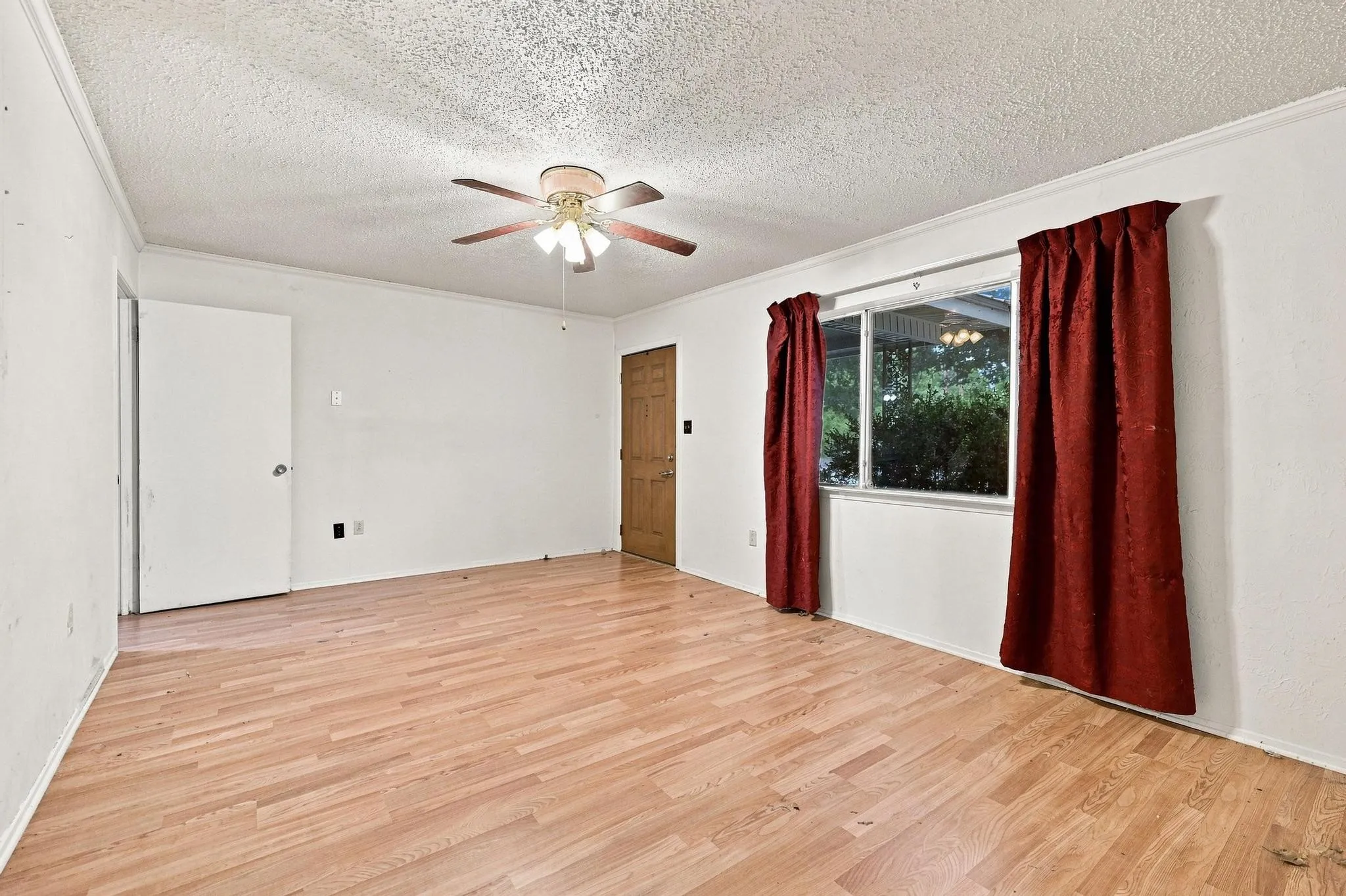 Single Family Residence For Sale in Grayson County , 503 N College Street, Whitesboro, Texas 76273, 3 Bedroom, 2 Bathroom, Garage spaces, 1,473 Sqft, built in 1978, mls#21367840, Real Estate Agent in Whitesboro, Homes For Sale in Grayson county, Homes For Sale in Whitesboro, Realtor in Whitesboro Texas, Real Estate Brokerage Independent Realty Texas, Luminita Cordes Realtor