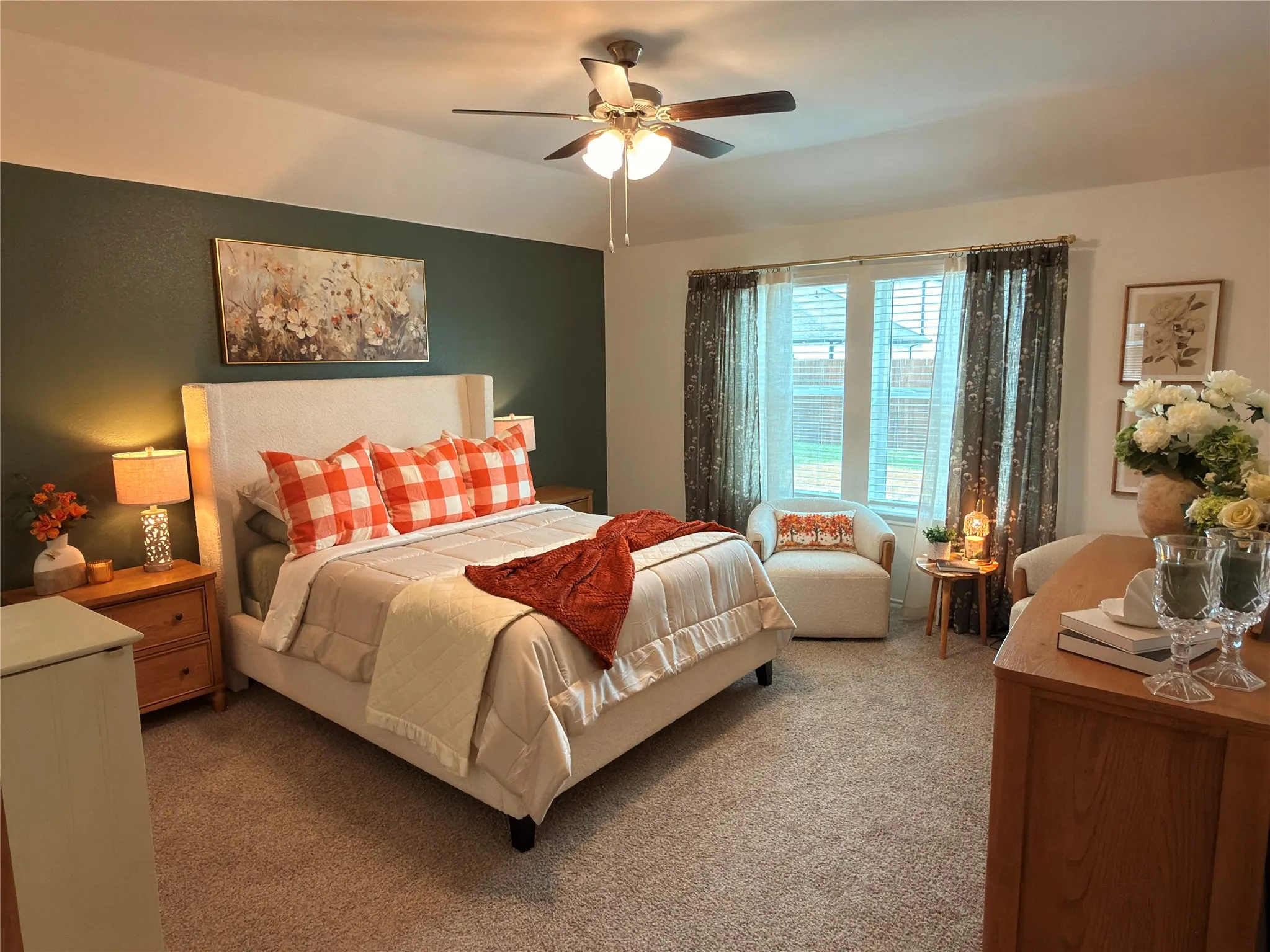 Carpeted room with a ceiling fan, a window with blinds, and a built-in wall niche