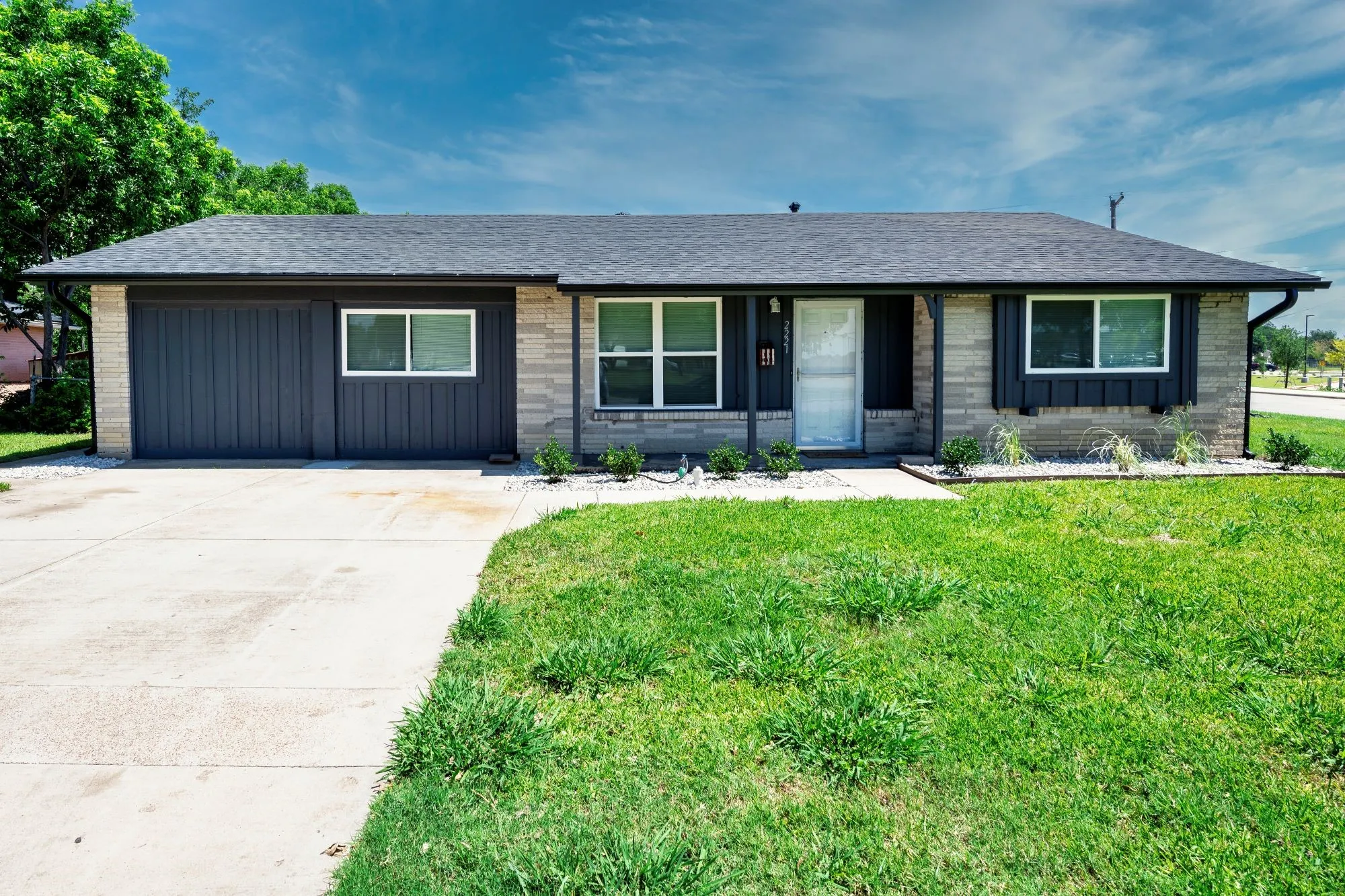 Single Family Residence For Sale in Tarrant County , 2221 Marilyn Lane, Arlington, Texas 76010, 4 Bedroom, 2 Bathroom, Garage spaces, 1,717 Sqft, built in 1963, mls#21367466, Real Estate Agent in Arlington, Homes For Sale in Tarrant county, Homes For Sale in Arlington, Realtor in Arlington Texas, Real Estate Brokerage Independent Realty Texas, Luminita Cordes Realtor