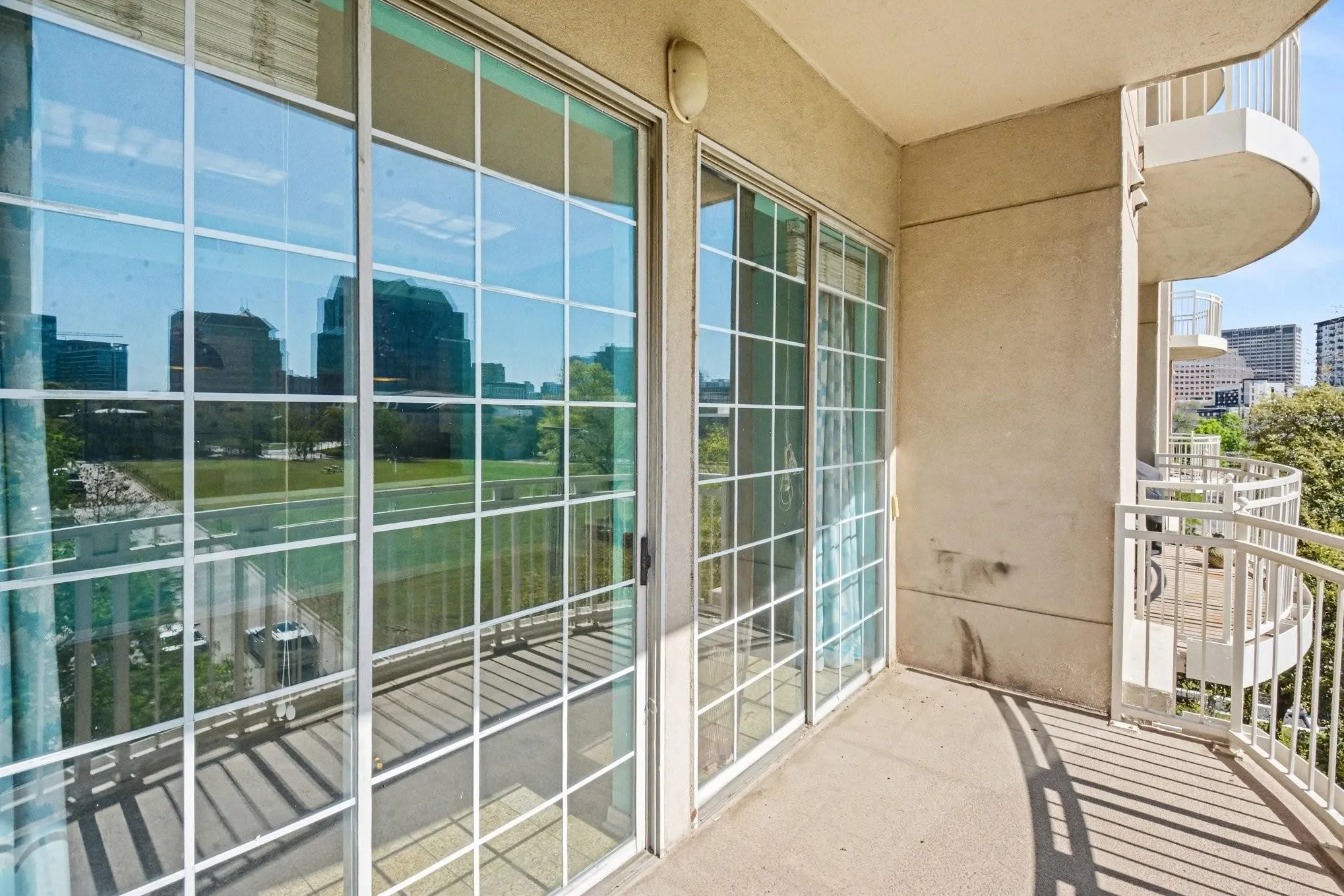 Condominium For Sale in Dallas County , 3225 Turtle Creek Boulevard 212, Dallas, Texas 75219, 1 Bedroom, 1 Bathroom, 2 Garage spaces, 832 Sqft, built in 1998, mls#21370761, Real Estate Agent in Dallas, Homes For Sale in Dallas county, Homes For Sale in Dallas, Realtor in Dallas Texas, Real Estate Brokerage Independent Realty Texas, Luminita Cordes Realtor