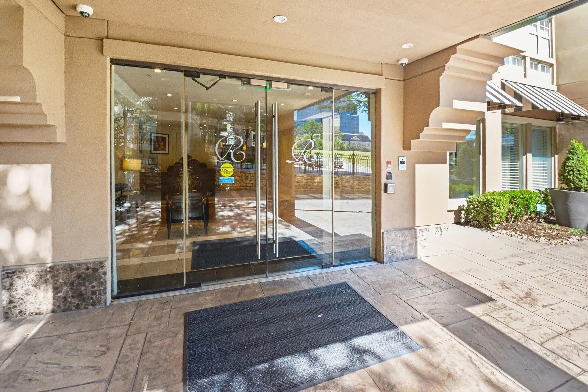 Condominium For Sale in Dallas County , 3225 Turtle Creek Boulevard 212, Dallas, Texas 75219, 1 Bedroom, 1 Bathroom, 2 Garage spaces, 832 Sqft, built in 1998, mls#21370761, Real Estate Agent in Dallas, Homes For Sale in Dallas county, Homes For Sale in Dallas, Realtor in Dallas Texas, Real Estate Brokerage Independent Realty Texas, Luminita Cordes Realtor