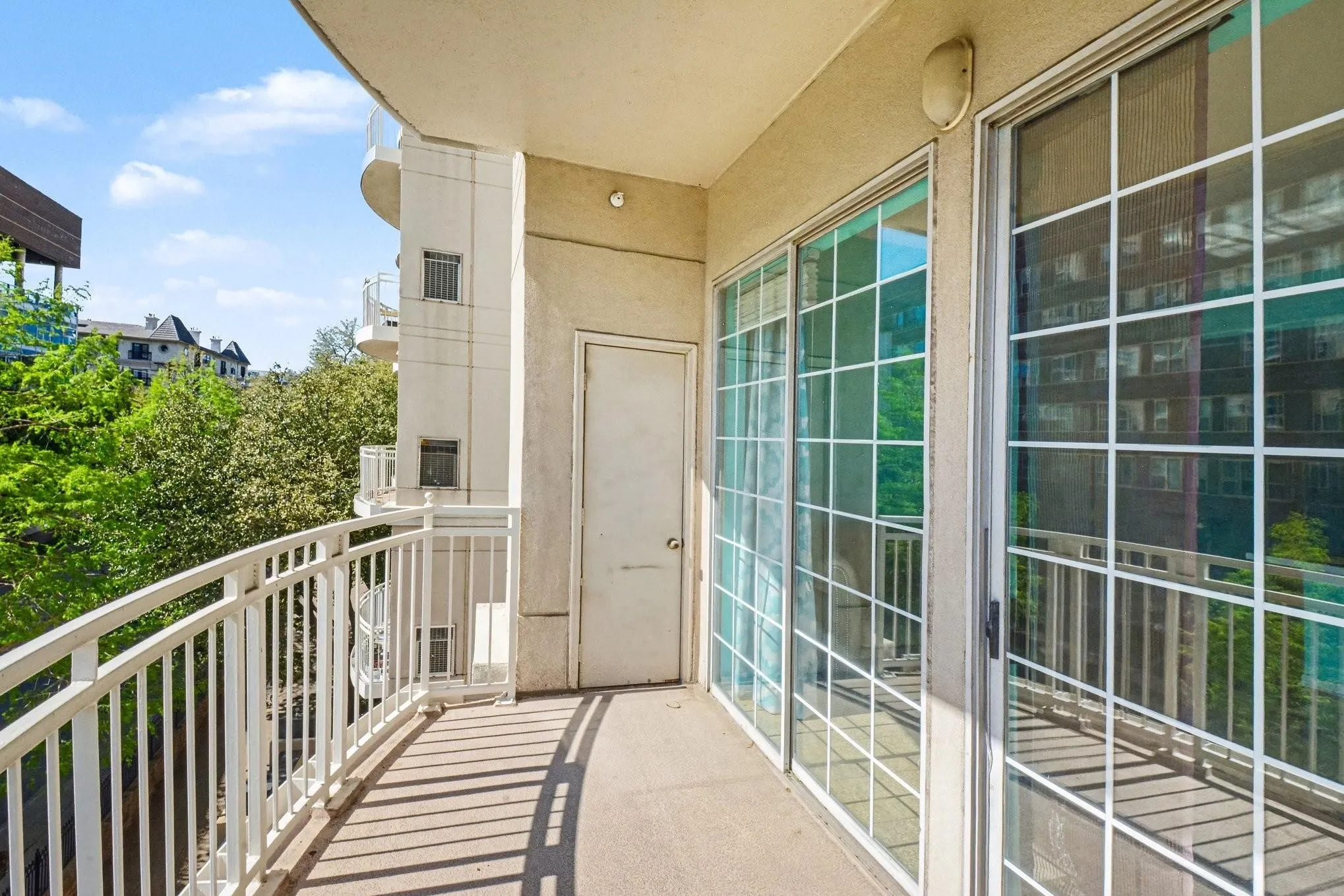 Condominium For Sale in Dallas County , 3225 Turtle Creek Boulevard 212, Dallas, Texas 75219, 1 Bedroom, 1 Bathroom, 2 Garage spaces, 832 Sqft, built in 1998, mls#21370761, Real Estate Agent in Dallas, Homes For Sale in Dallas county, Homes For Sale in Dallas, Realtor in Dallas Texas, Real Estate Brokerage Independent Realty Texas, Luminita Cordes Realtor