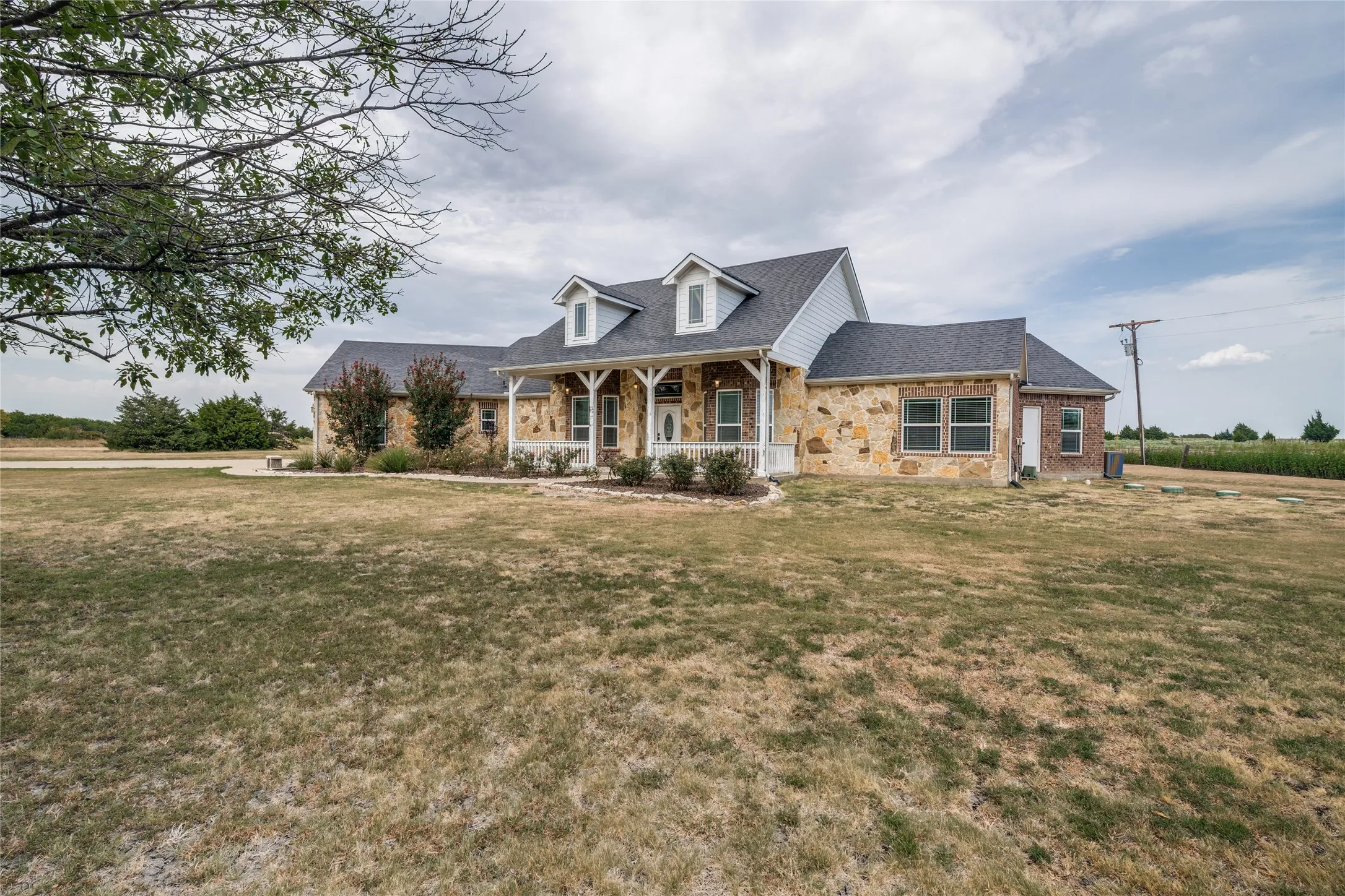 Single Family Residence For Sale in Kaufman County , 12830 Fm 2932, Forney, Texas 75126, 5 Bedroom, 4 Bathroom, 4 Garage spaces, 2,691 Sqft, built in 2016, mls#21362690, Real Estate Agent in Forney, Homes For Sale in Kaufman county, Homes For Sale in Forney, Realtor in Forney Texas, Real Estate Brokerage Independent Realty Texas, Luminita Cordes Realtor