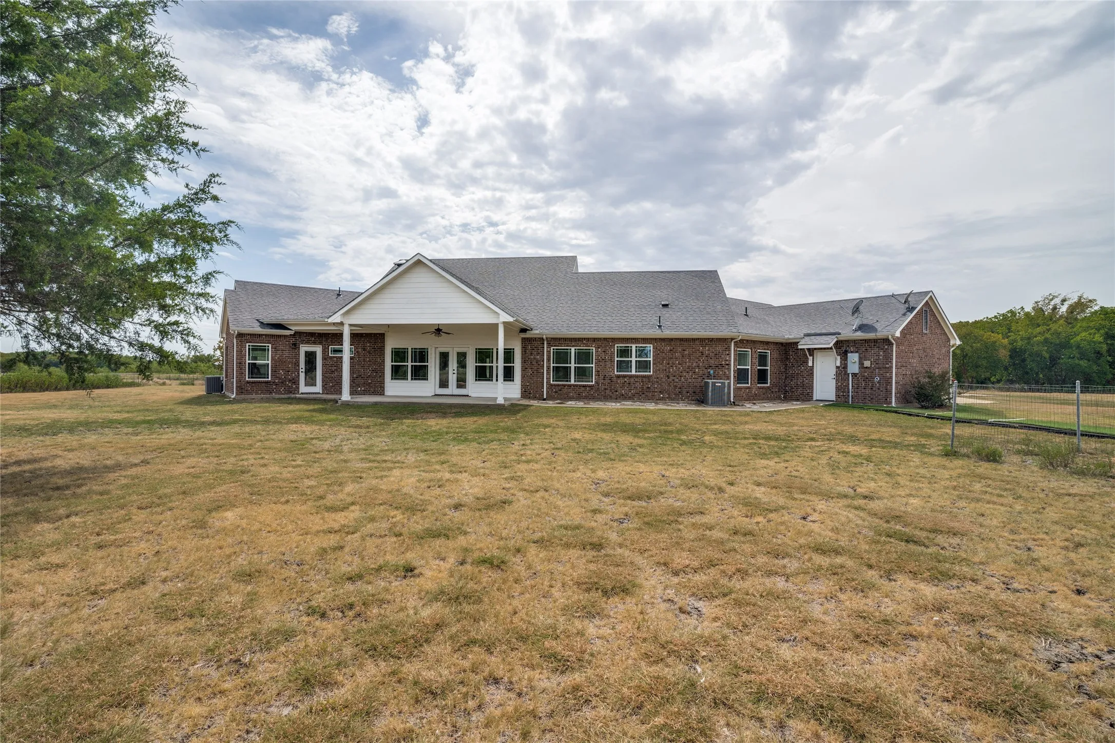 Single Family Residence For Sale in Kaufman County , 12830 Fm 2932, Forney, Texas 75126, 5 Bedroom, 4 Bathroom, 4 Garage spaces, 2,691 Sqft, built in 2016, mls#21362690, Real Estate Agent in Forney, Homes For Sale in Kaufman county, Homes For Sale in Forney, Realtor in Forney Texas, Real Estate Brokerage Independent Realty Texas, Luminita Cordes Realtor