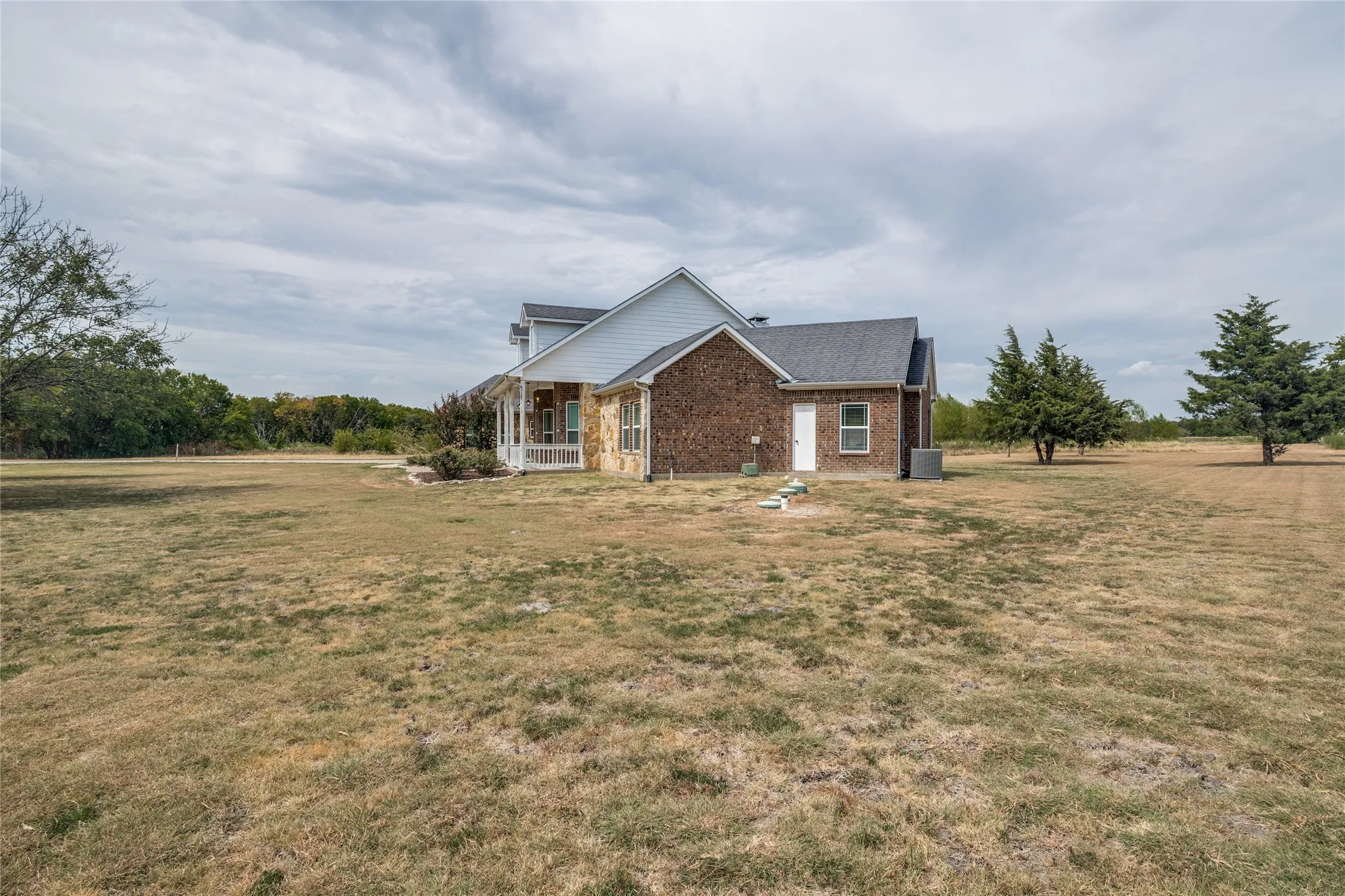 Single Family Residence For Sale in Kaufman County , 12830 Fm 2932, Forney, Texas 75126, 5 Bedroom, 4 Bathroom, 4 Garage spaces, 2,691 Sqft, built in 2016, mls#21362690, Real Estate Agent in Forney, Homes For Sale in Kaufman county, Homes For Sale in Forney, Realtor in Forney Texas, Real Estate Brokerage Independent Realty Texas, Luminita Cordes Realtor