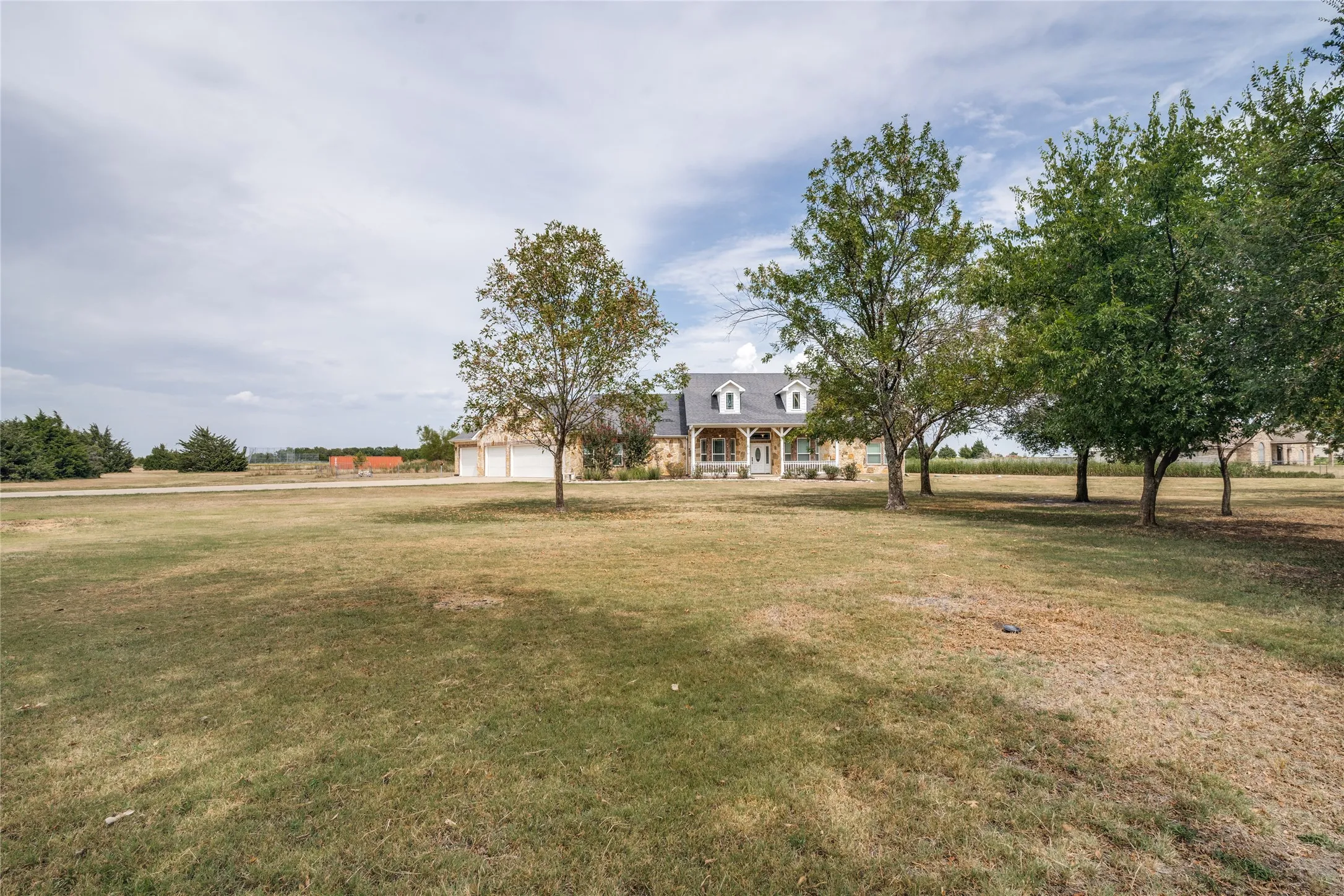 Single Family Residence For Sale in Kaufman County , 12830 Fm 2932, Forney, Texas 75126, 5 Bedroom, 4 Bathroom, 4 Garage spaces, 2,691 Sqft, built in 2016, mls#21362690, Real Estate Agent in Forney, Homes For Sale in Kaufman county, Homes For Sale in Forney, Realtor in Forney Texas, Real Estate Brokerage Independent Realty Texas, Luminita Cordes Realtor