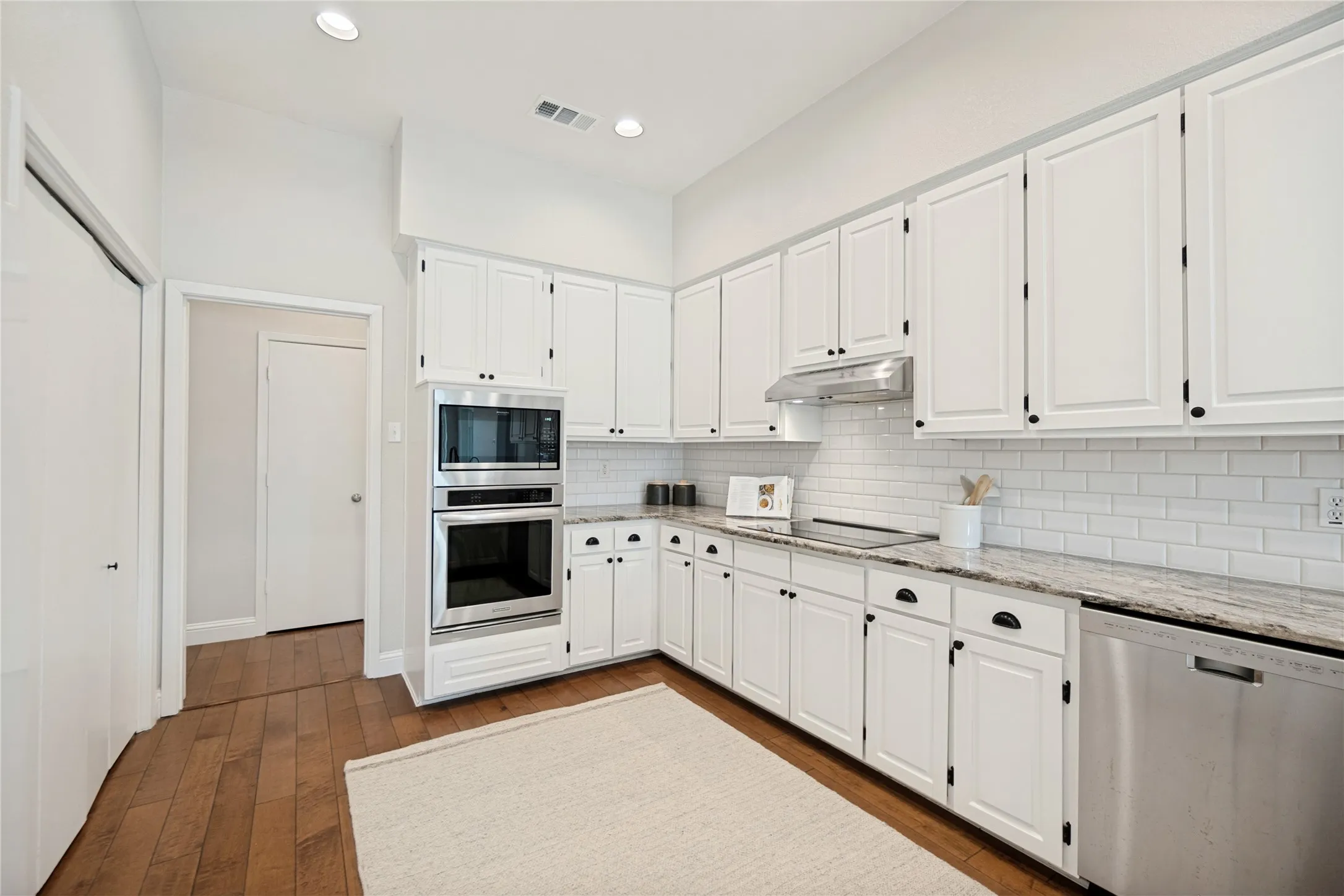 Single Family Residence For Sale in Dallas County , 6204 La Cosa Drive, Dallas, Texas 75248, 3 Bedroom, 3 Bathroom, 2 Garage spaces, 2,179 Sqft, built in 1981, mls#21334177, Real Estate Agent in Dallas, Homes For Sale in Dallas county, Homes For Sale in Dallas, Realtor in Dallas Texas, Real Estate Brokerage Independent Realty Texas, Luminita Cordes Realtor