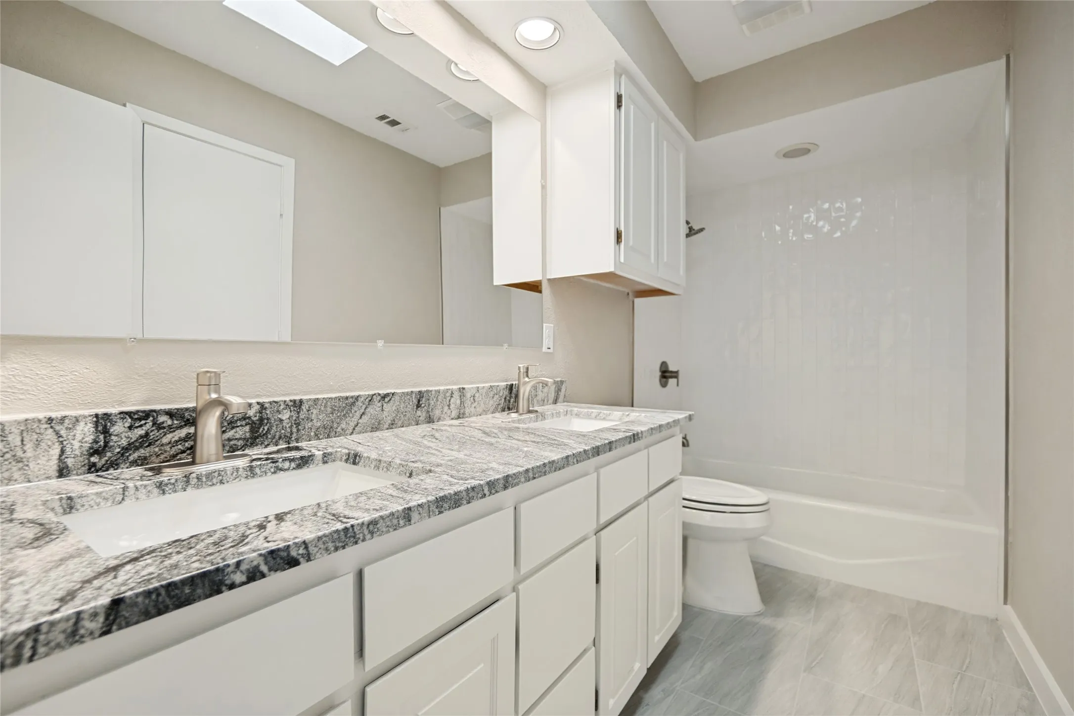 Single Family Residence For Sale in Dallas County , 6204 La Cosa Drive, Dallas, Texas 75248, 3 Bedroom, 3 Bathroom, 2 Garage spaces, 2,179 Sqft, built in 1981, mls#21334177, Real Estate Agent in Dallas, Homes For Sale in Dallas county, Homes For Sale in Dallas, Realtor in Dallas Texas, Real Estate Brokerage Independent Realty Texas, Luminita Cordes Realtor