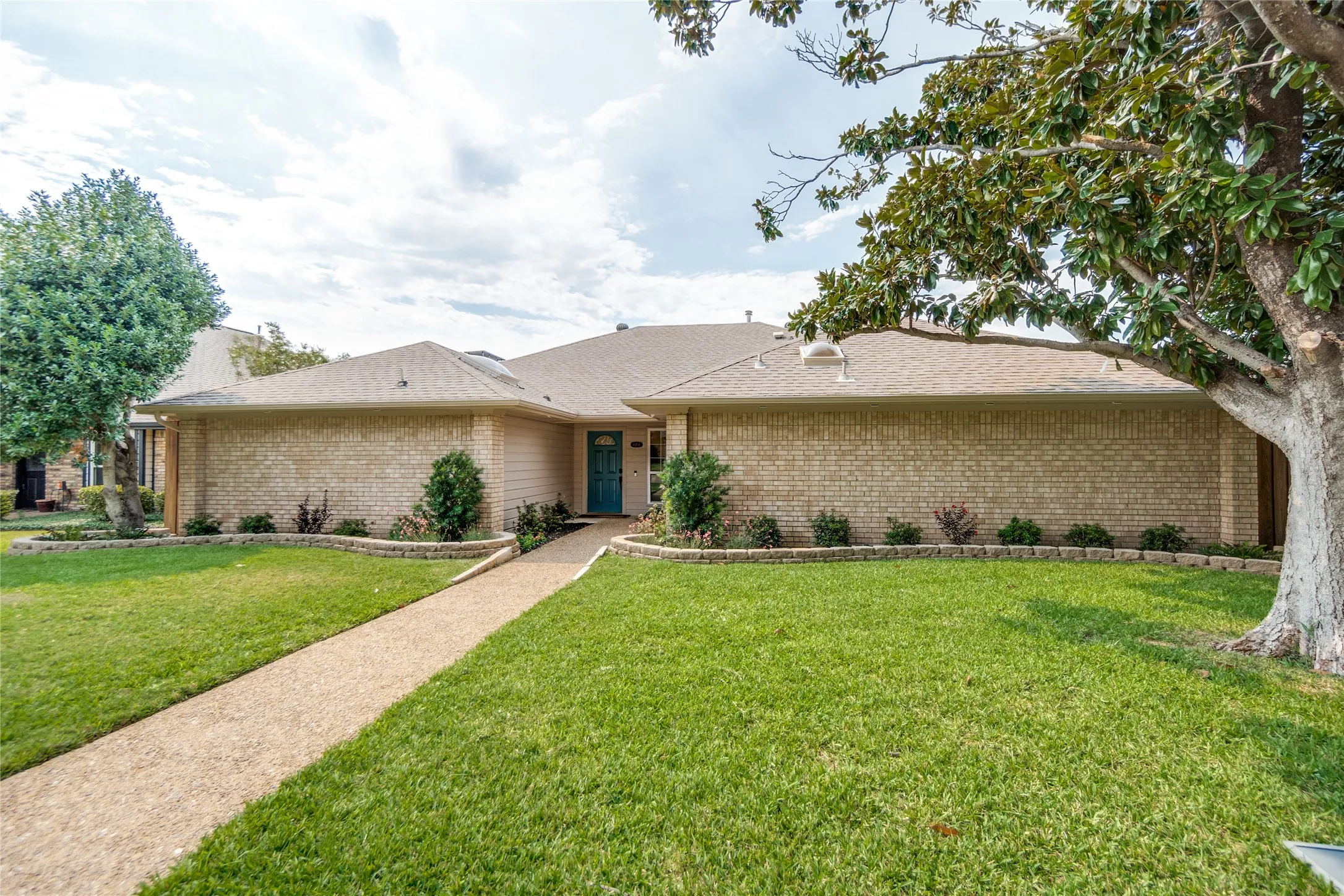 Single Family Residence For Sale in Dallas County , 6204 La Cosa Drive, Dallas, Texas 75248, 3 Bedroom, 3 Bathroom, 2 Garage spaces, 2,179 Sqft, built in 1981, mls#21334177, Real Estate Agent in Dallas, Homes For Sale in Dallas county, Homes For Sale in Dallas, Realtor in Dallas Texas, Real Estate Brokerage Independent Realty Texas, Luminita Cordes Realtor