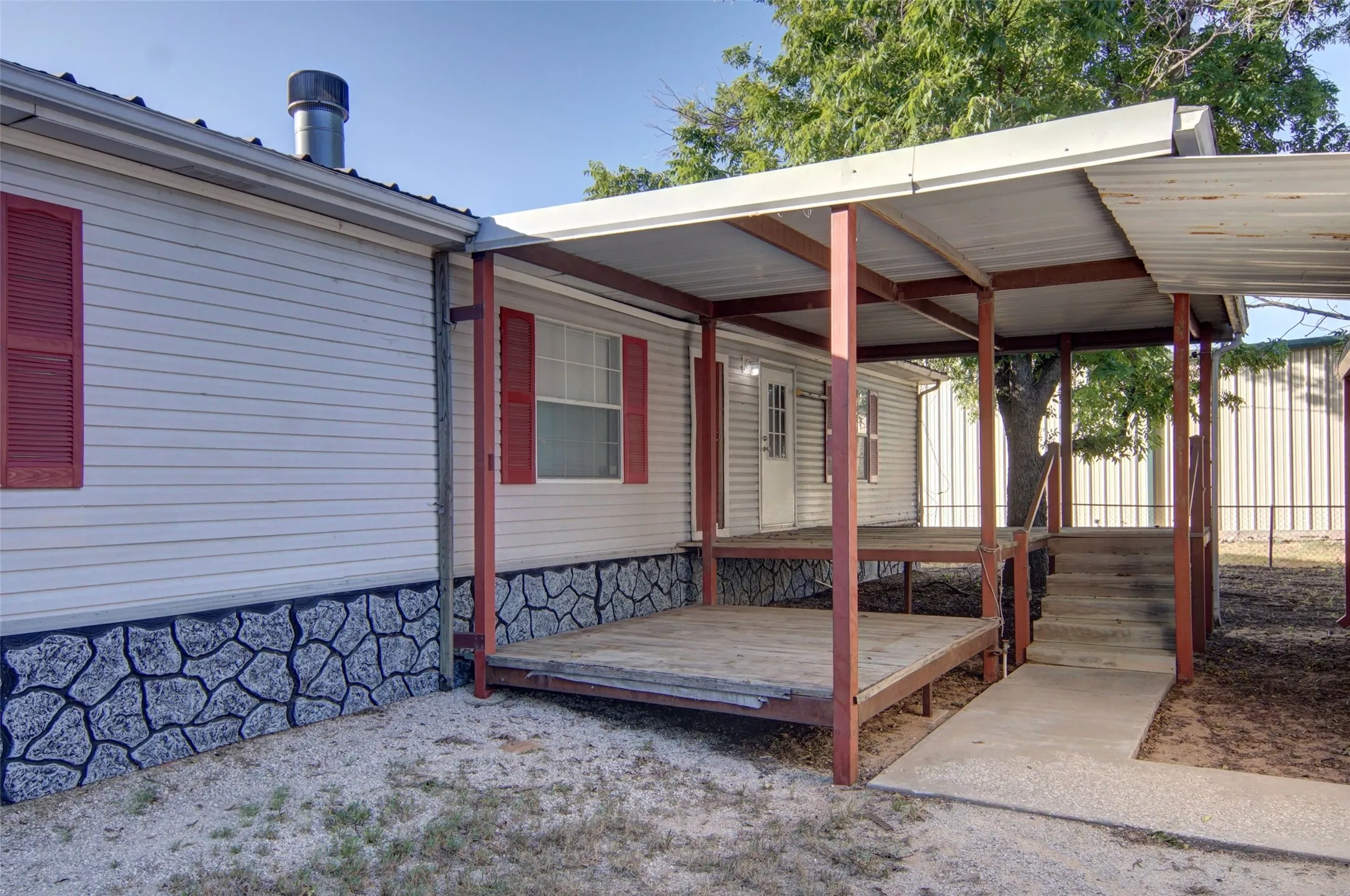 Manufactured Home For Sale in Palo Pinto County , 339 N Fm 2353, Graford, Texas 76449, 4 Bedroom, 3 Bathroom, 2 Garage spaces, 2,241 Sqft, built in 2001, mls#21370747, Real Estate Agent in Graford, Homes For Sale in Palo Pinto county, Homes For Sale in Graford, Realtor in Graford Texas, Real Estate Brokerage Independent Realty Texas, Luminita Cordes Realtor