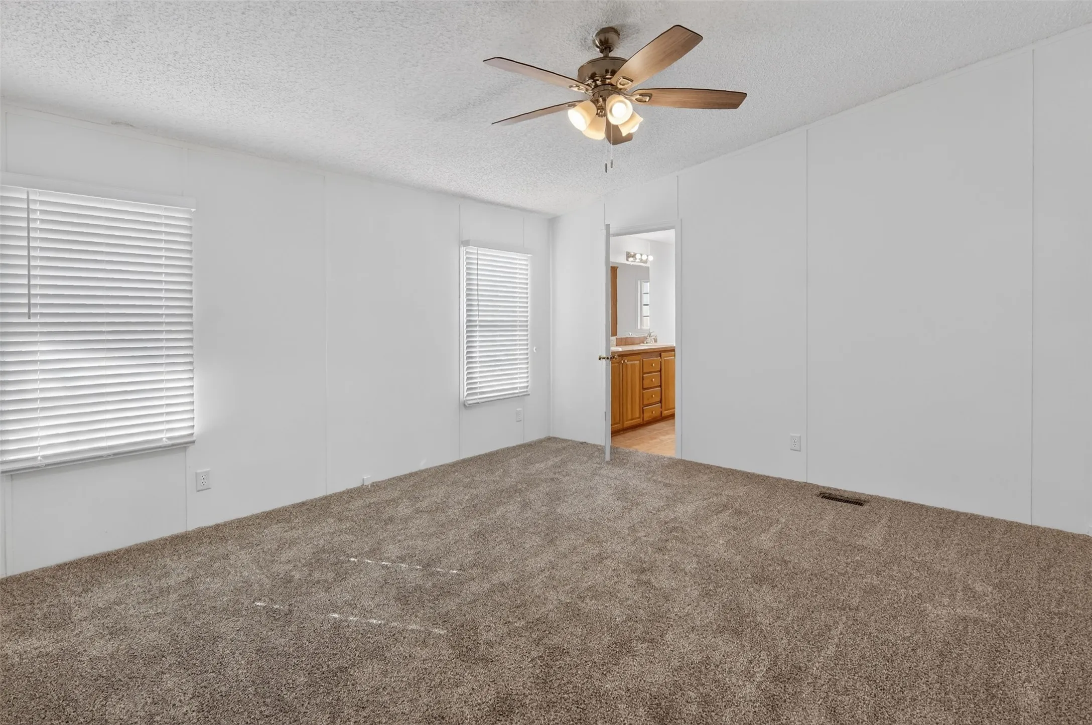 Manufactured Home For Sale in Palo Pinto County , 339 N Fm 2353, Graford, Texas 76449, 4 Bedroom, 3 Bathroom, 2 Garage spaces, 2,241 Sqft, built in 2001, mls#21370747, Real Estate Agent in Graford, Homes For Sale in Palo Pinto county, Homes For Sale in Graford, Realtor in Graford Texas, Real Estate Brokerage Independent Realty Texas, Luminita Cordes Realtor