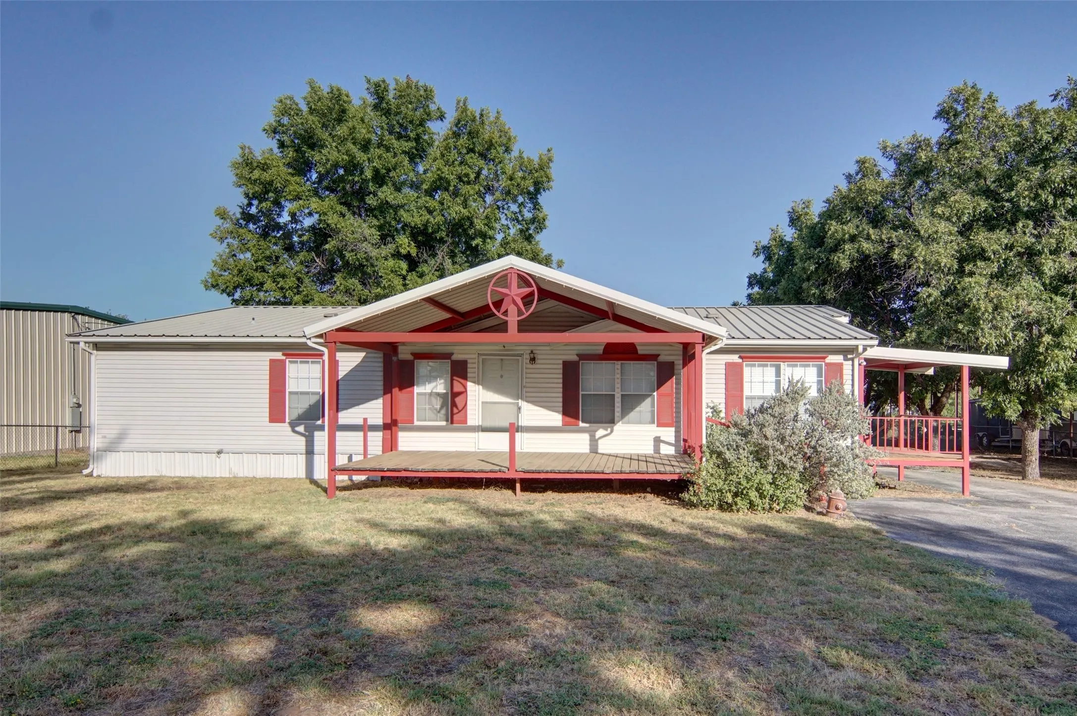 Manufactured Home For Sale in Palo Pinto County , 339 N Fm 2353, Graford, Texas 76449, 4 Bedroom, 3 Bathroom, 2 Garage spaces, 2,241 Sqft, built in 2001, mls#21370747, Real Estate Agent in Graford, Homes For Sale in Palo Pinto county, Homes For Sale in Graford, Realtor in Graford Texas, Real Estate Brokerage Independent Realty Texas, Luminita Cordes Realtor