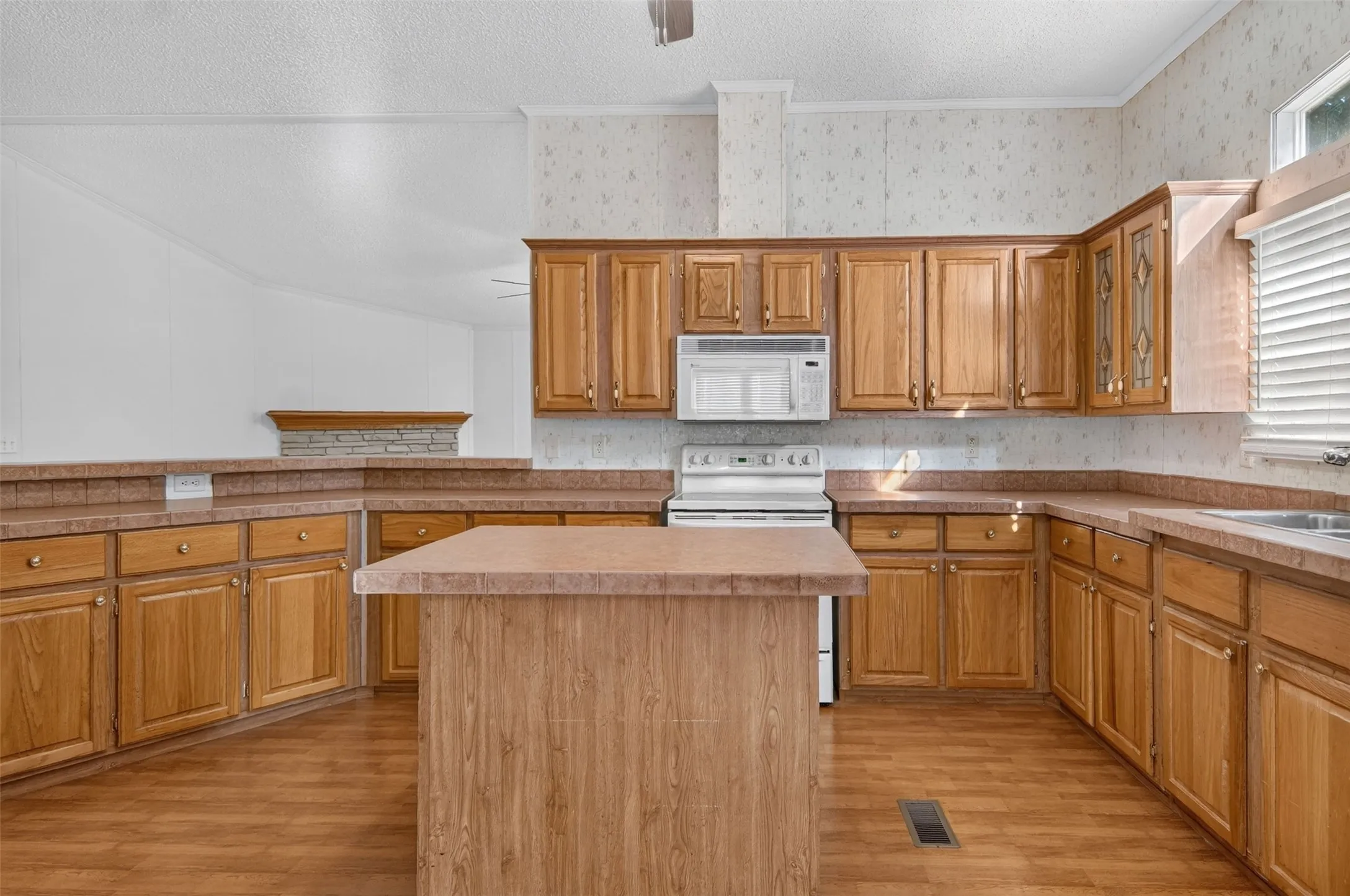 Manufactured Home For Sale in Palo Pinto County , 339 N Fm 2353, Graford, Texas 76449, 4 Bedroom, 3 Bathroom, 2 Garage spaces, 2,241 Sqft, built in 2001, mls#21370747, Real Estate Agent in Graford, Homes For Sale in Palo Pinto county, Homes For Sale in Graford, Realtor in Graford Texas, Real Estate Brokerage Independent Realty Texas, Luminita Cordes Realtor