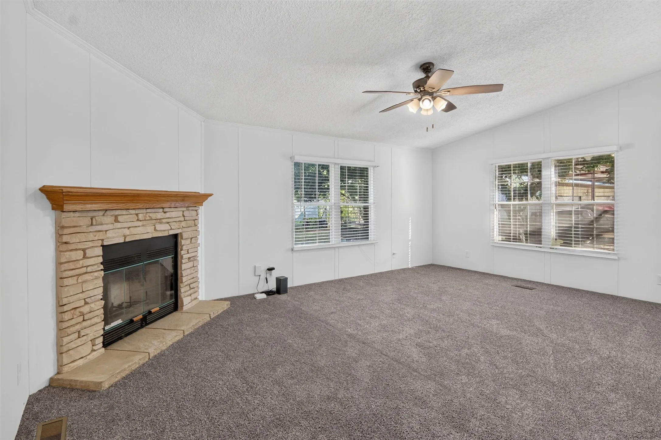 Manufactured Home For Sale in Palo Pinto County , 339 N Fm 2353, Graford, Texas 76449, 4 Bedroom, 3 Bathroom, 2 Garage spaces, 2,241 Sqft, built in 2001, mls#21370747, Real Estate Agent in Graford, Homes For Sale in Palo Pinto county, Homes For Sale in Graford, Realtor in Graford Texas, Real Estate Brokerage Independent Realty Texas, Luminita Cordes Realtor