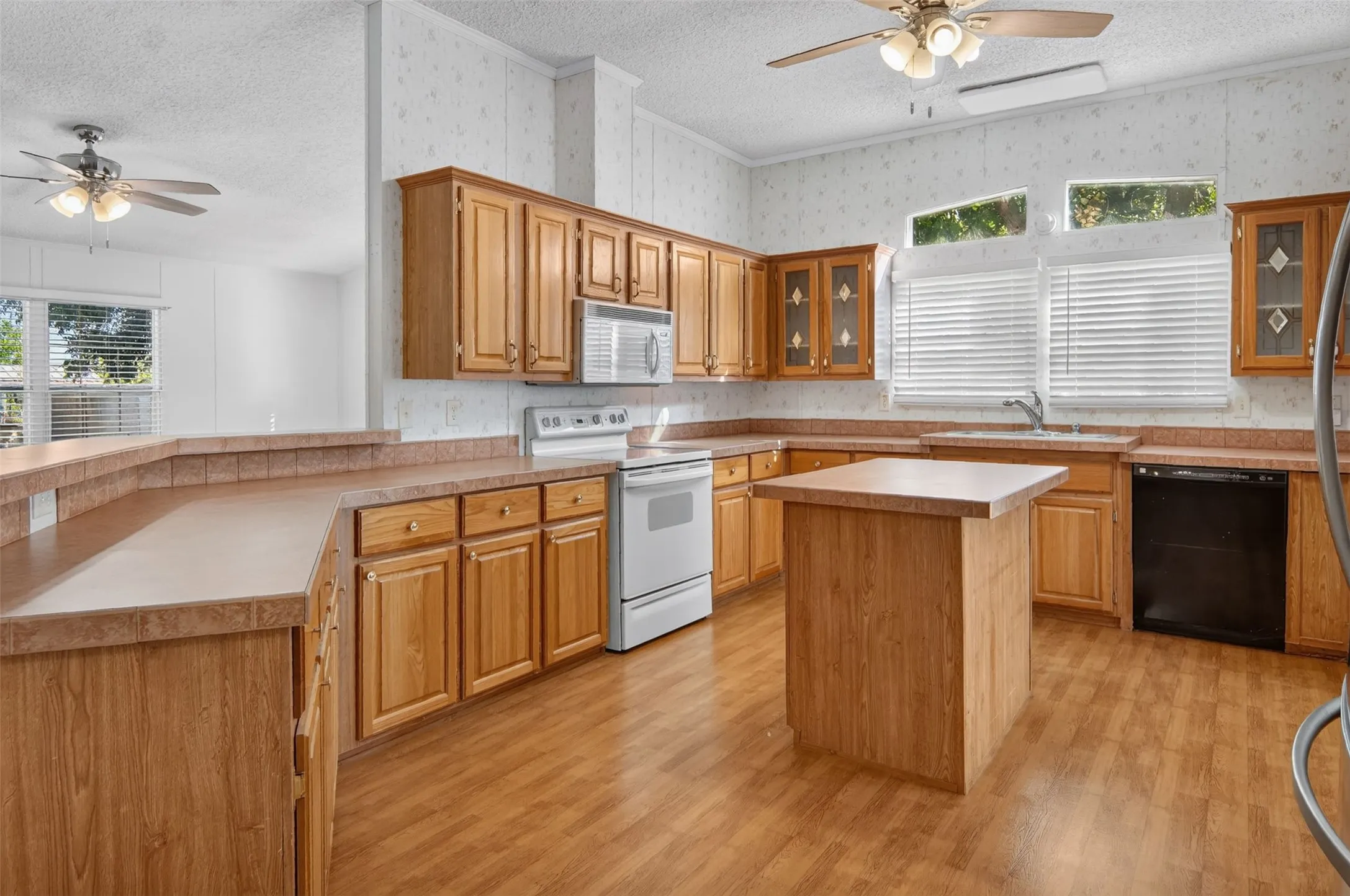 Manufactured Home For Sale in Palo Pinto County , 339 N Fm 2353, Graford, Texas 76449, 4 Bedroom, 3 Bathroom, 2 Garage spaces, 2,241 Sqft, built in 2001, mls#21370747, Real Estate Agent in Graford, Homes For Sale in Palo Pinto county, Homes For Sale in Graford, Realtor in Graford Texas, Real Estate Brokerage Independent Realty Texas, Luminita Cordes Realtor